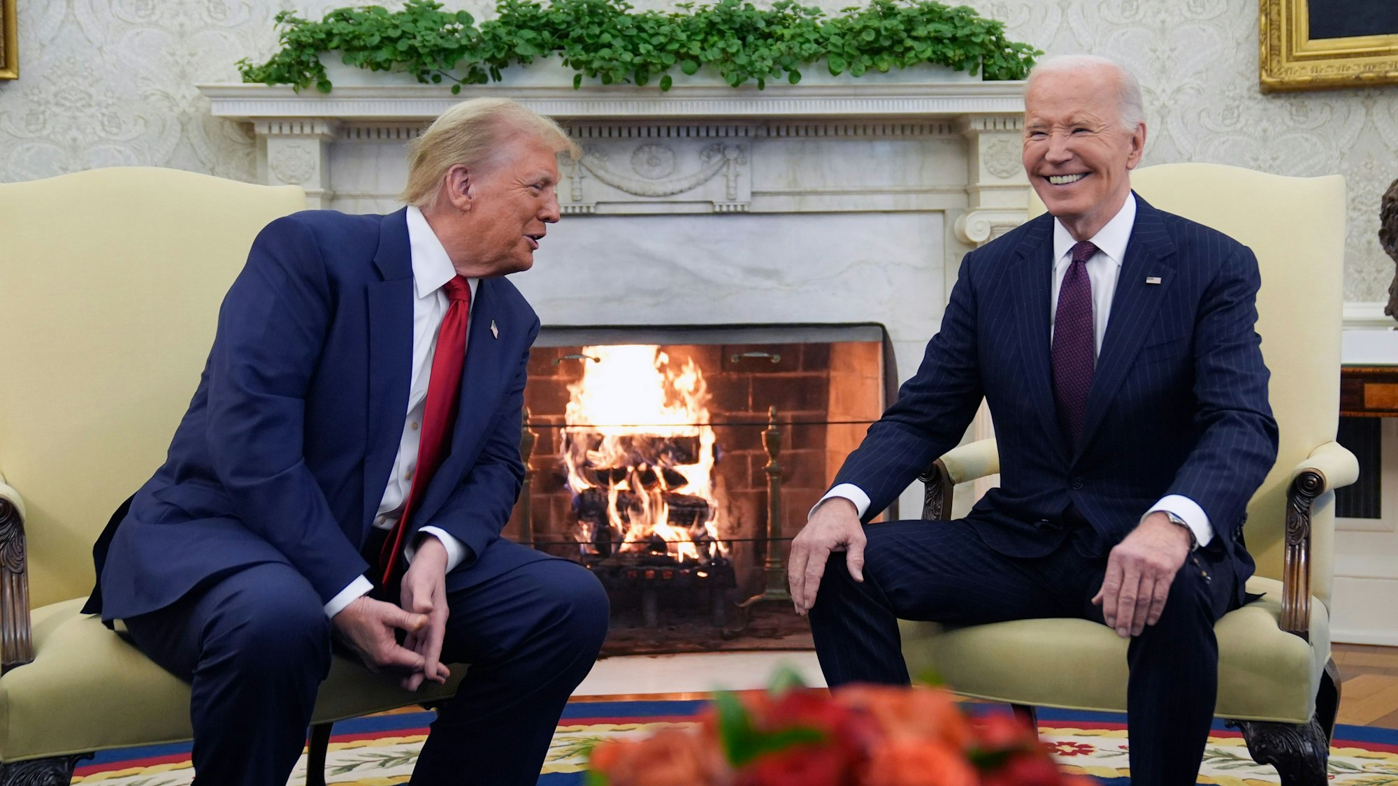 ARCHIV - 13.11.2024, USA, Washington: US-Präsident Joe Biden (r) trifft sich mit dem designierten US-Präsidenten Donald Trump im Oval Office des Weißen Hauses. (zu dpa: «Trumps Sieg wird von US-Kongress bestätigt») Foto: Evan Vucci/AP/dpa +++ dpa-Bildfunk +++