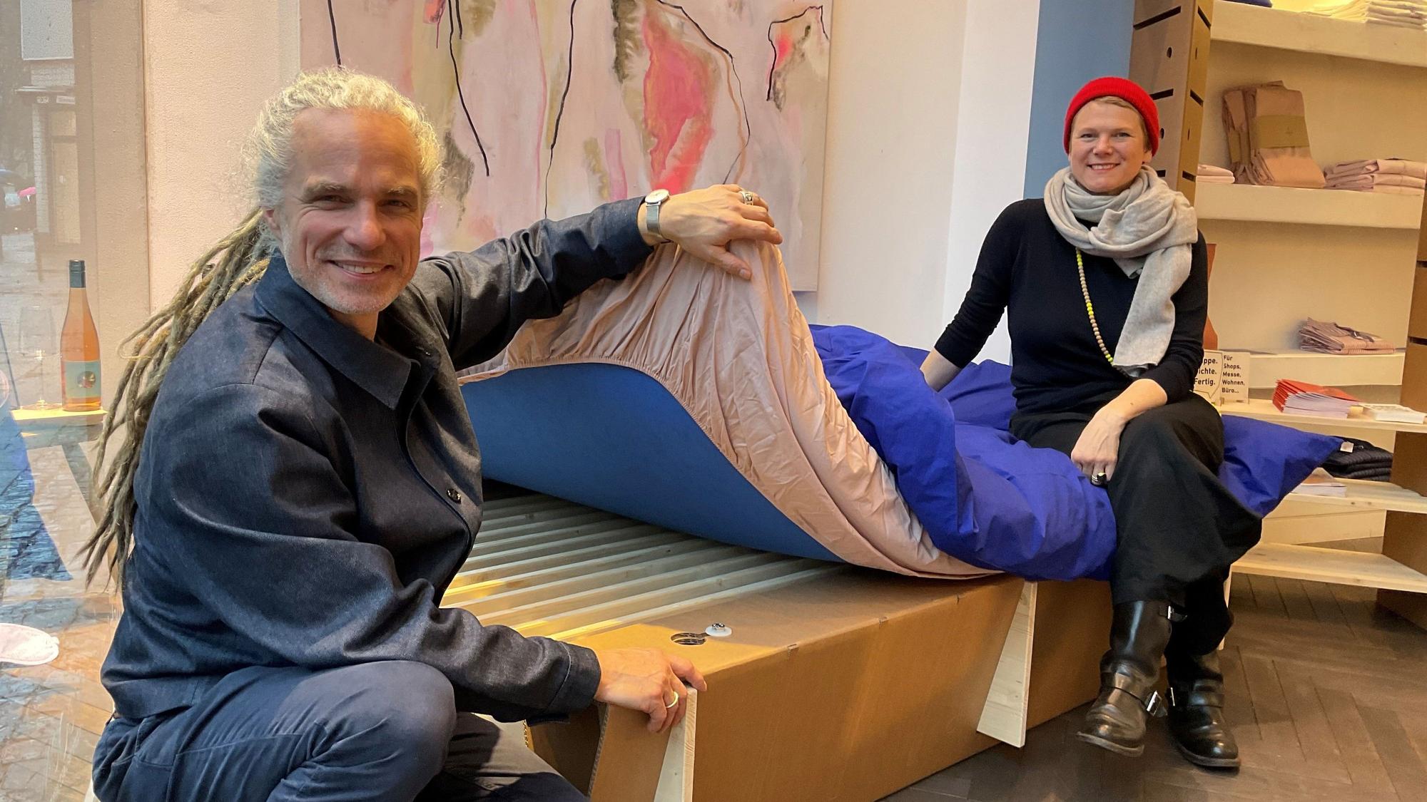 Moritz Zielke und Wibke Schaeffer mit ihren Möbeln aus Pappe und Fichte.