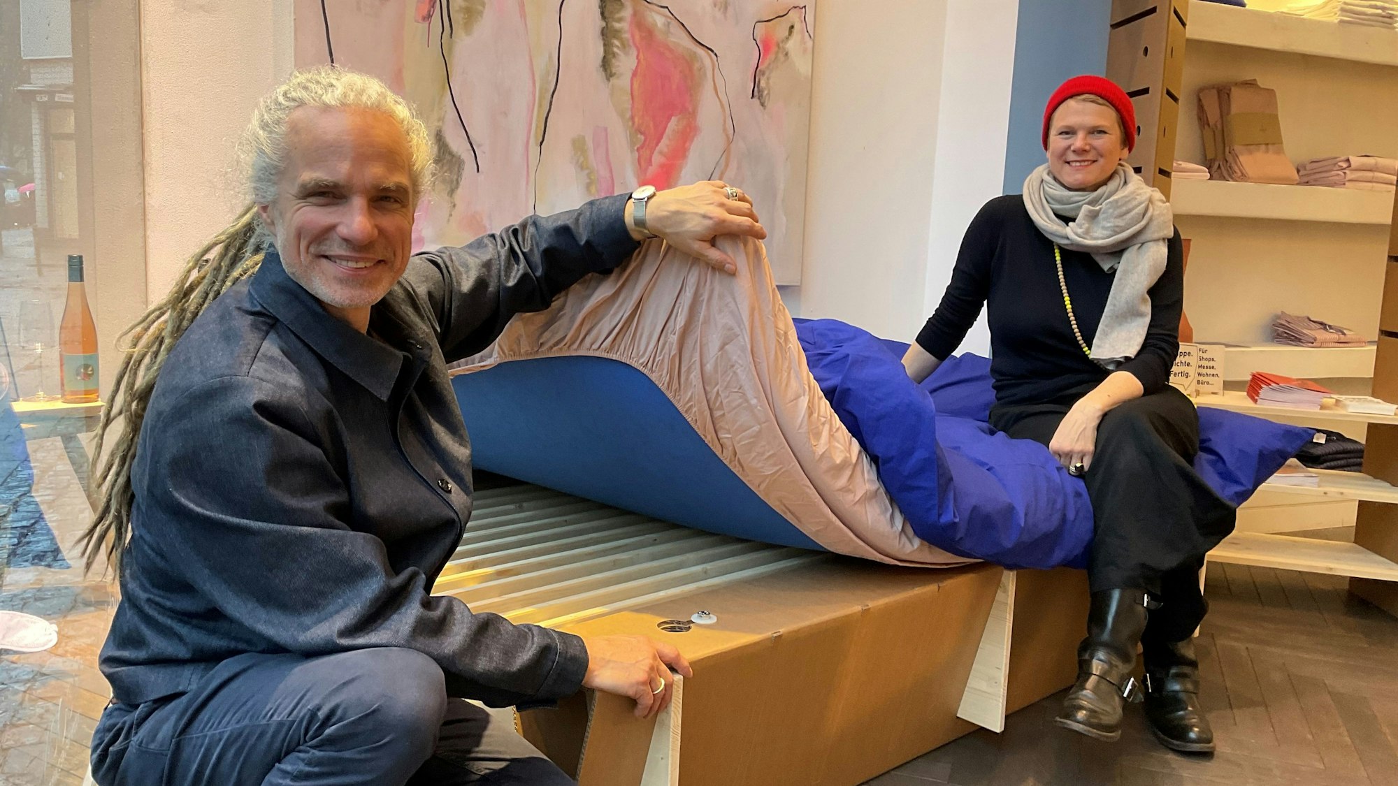 Moritz Zielke und Wibke Schaeffer mit ihren Möbeln aus Pappe und Fichte.