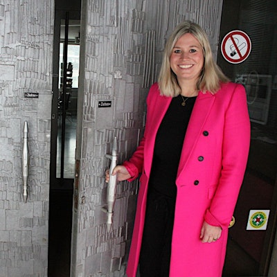 Bürgermeisterin Jennifer Meuren steht an der schweren Eingangstür des Rathauses in Blankenheim.