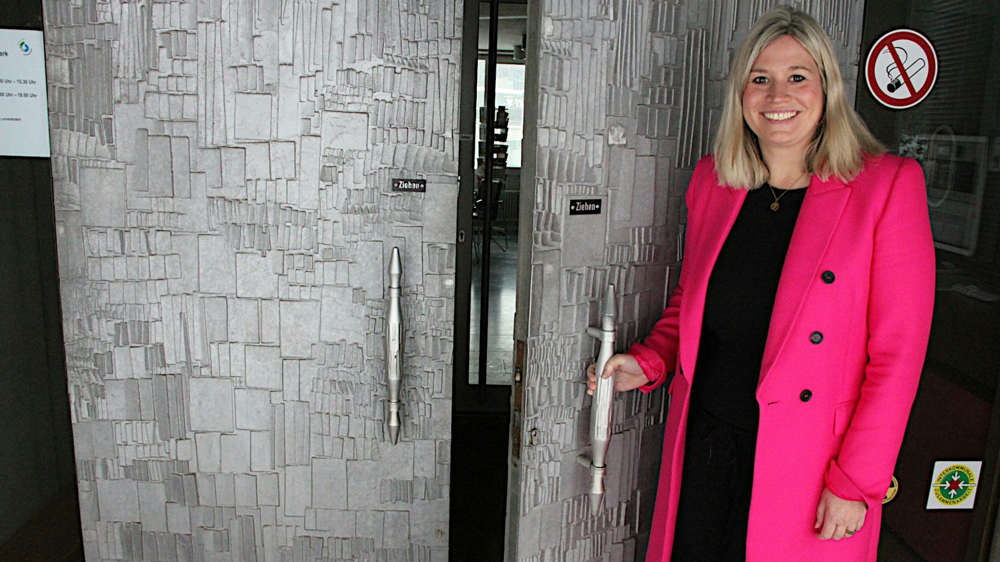 Bürgermeisterin Jennifer Meuren steht an der schweren Eingangstür des Rathauses in Blankenheim.