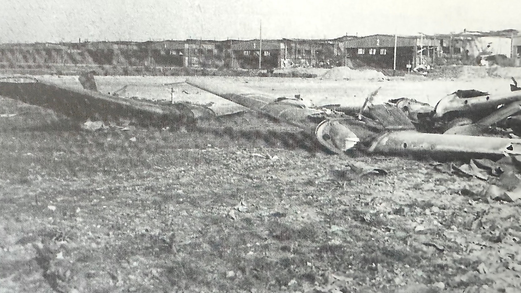 Blick auf das Flugfeld in Hangelar im Oktober 1943 mit abgestellten Flugzeugen.