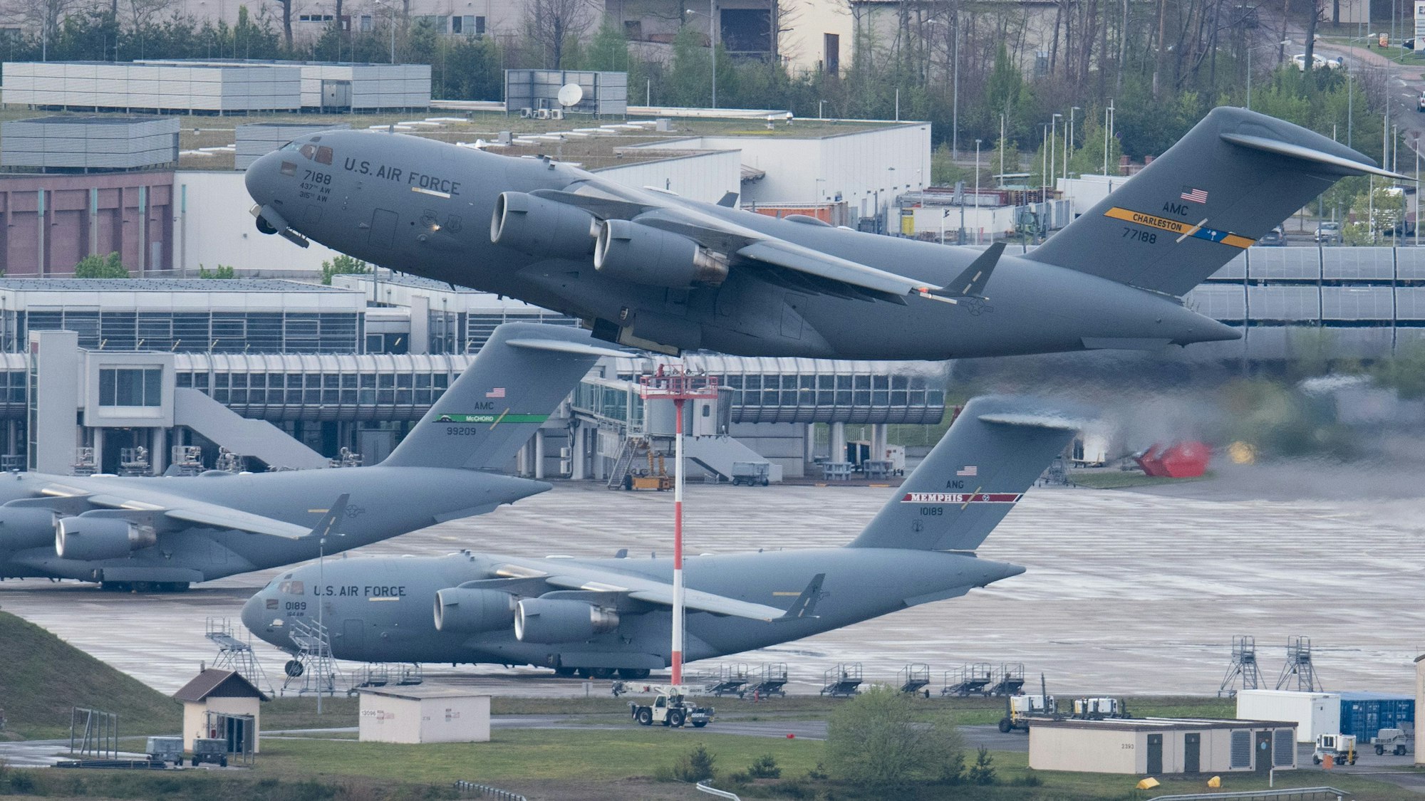 Das Bild zeigt ein startendes US-Militärtransportflugzeug vom Typ C-17 Globemaster am US-Luftwaffenstützpunkt Ramstein. Foto: Boris Roessler/dpa
