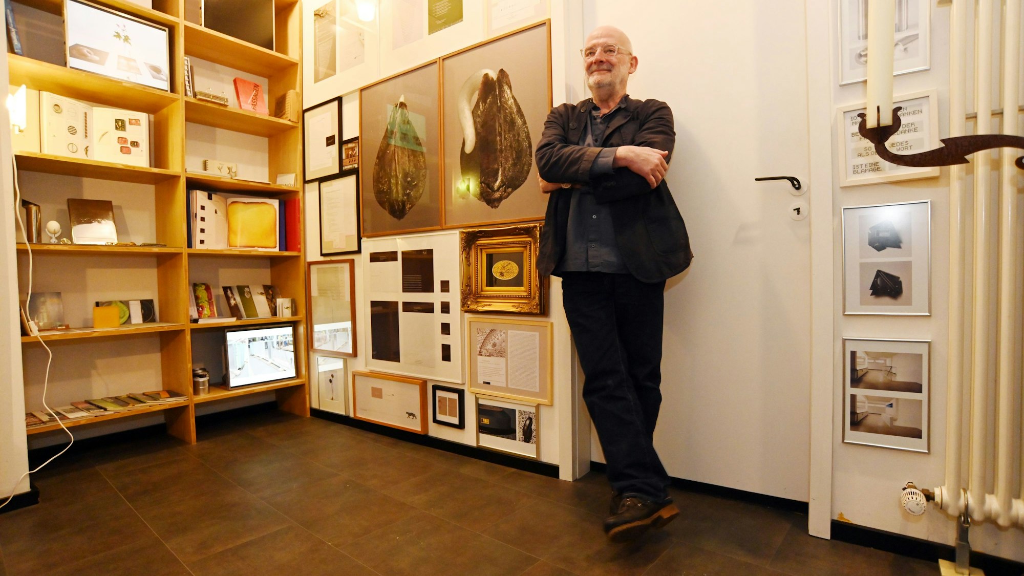 Galerist Martin Bohn in der Ausstellung von Ingrid Gossner, die nicht gerne fotografiert wird.