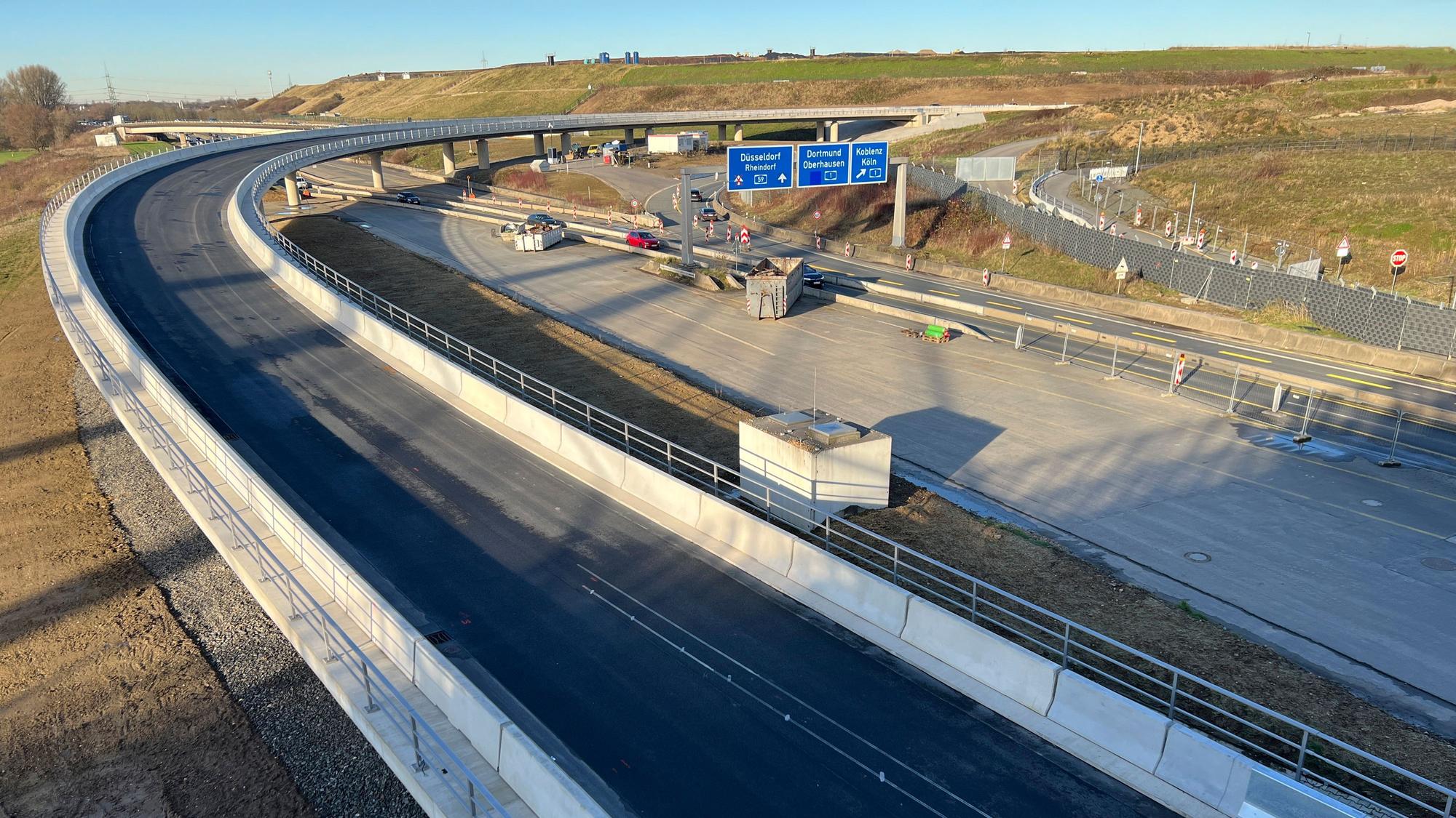 Leverkusen-West, Brückenbauwerk zufahrt von der A1 zur A59 in Richtung Rheinallee. Foto: Ralf Krieger
