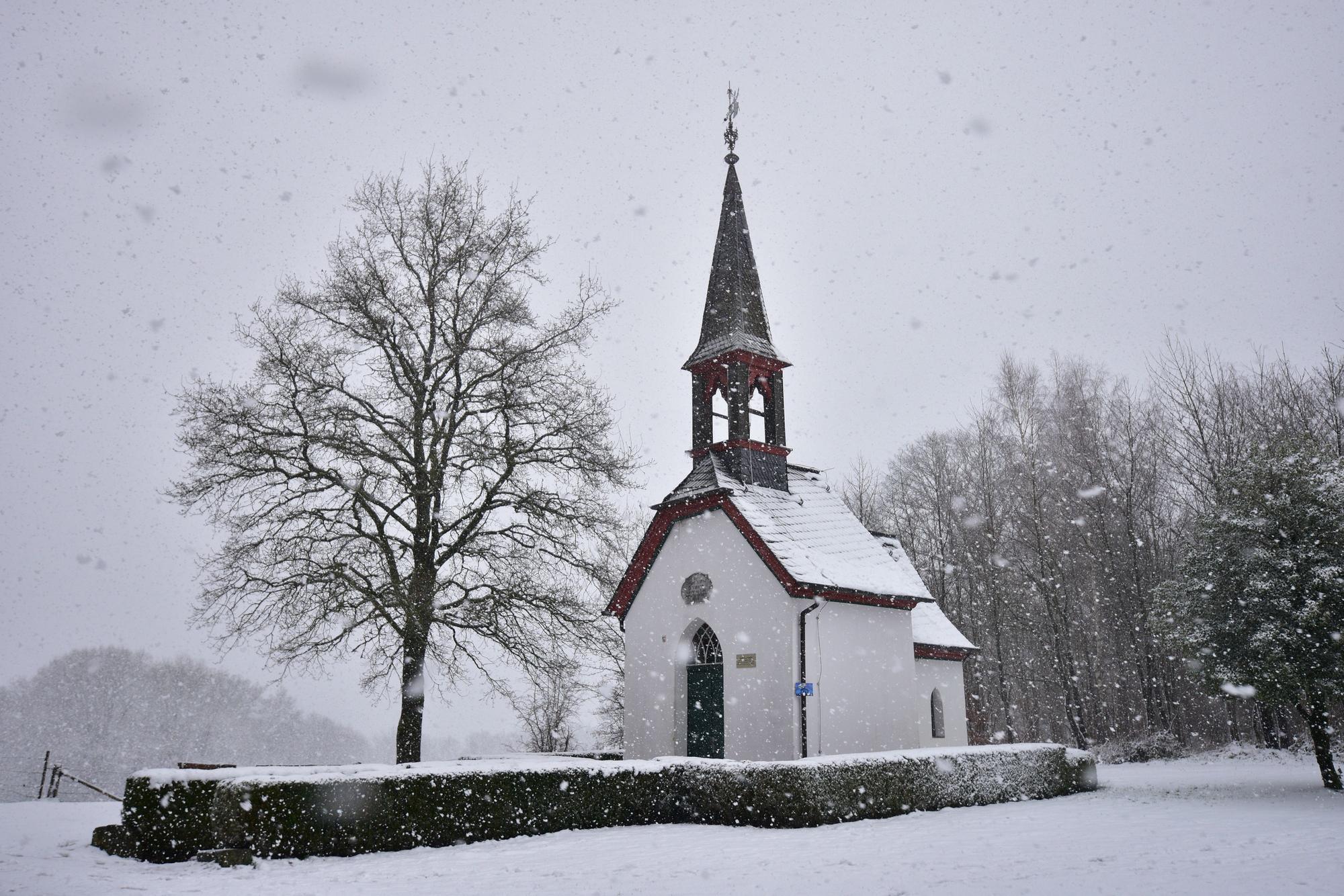 Schnee an der Germanakapelle in Much