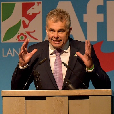 Thomas Röckemann ist am Rednerpult zu sehen, dahinter das AfD-Logo.