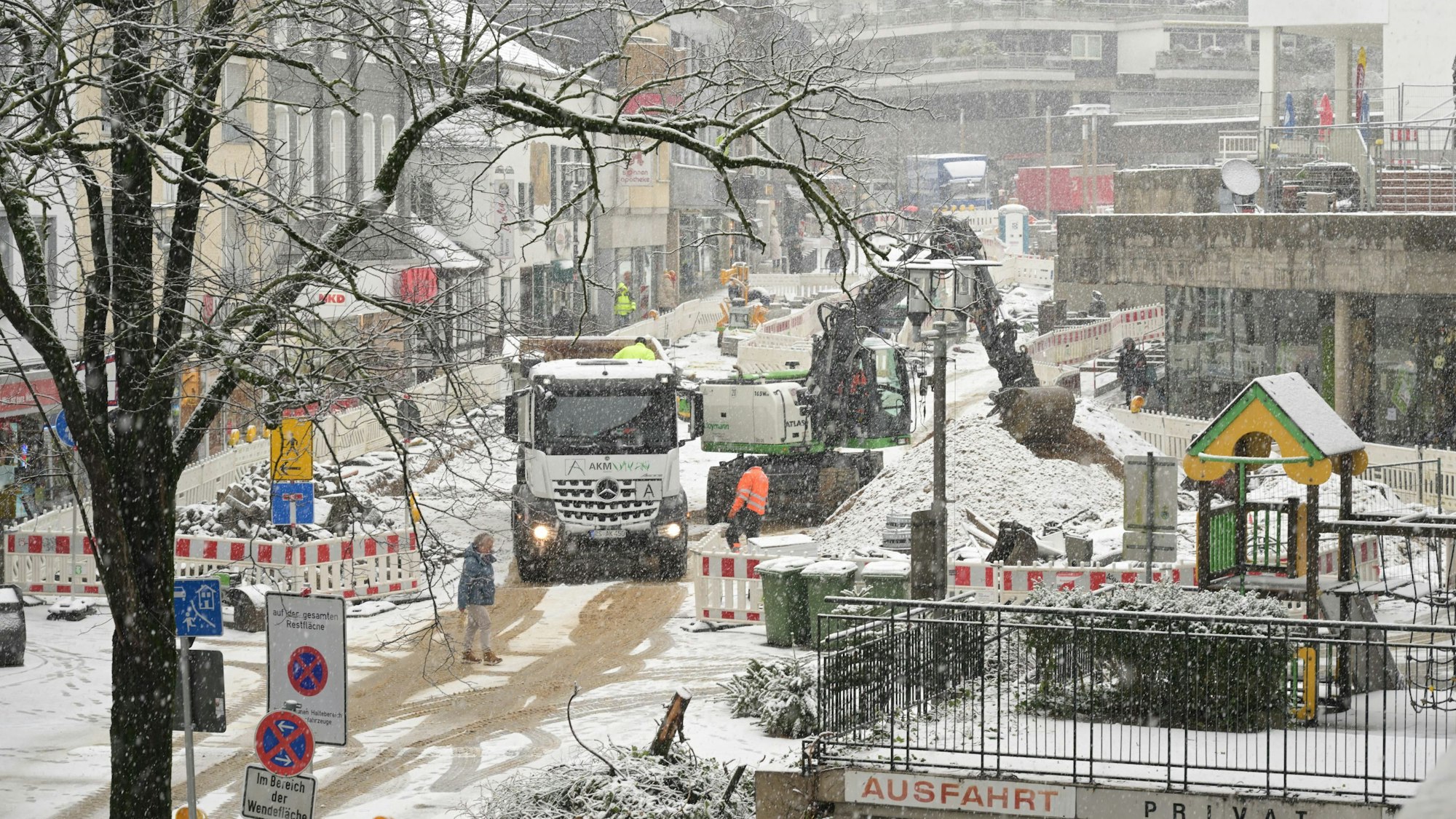 Ein Bagger gräbt an der Schloßstraße in Bensberg einen Berg ab.