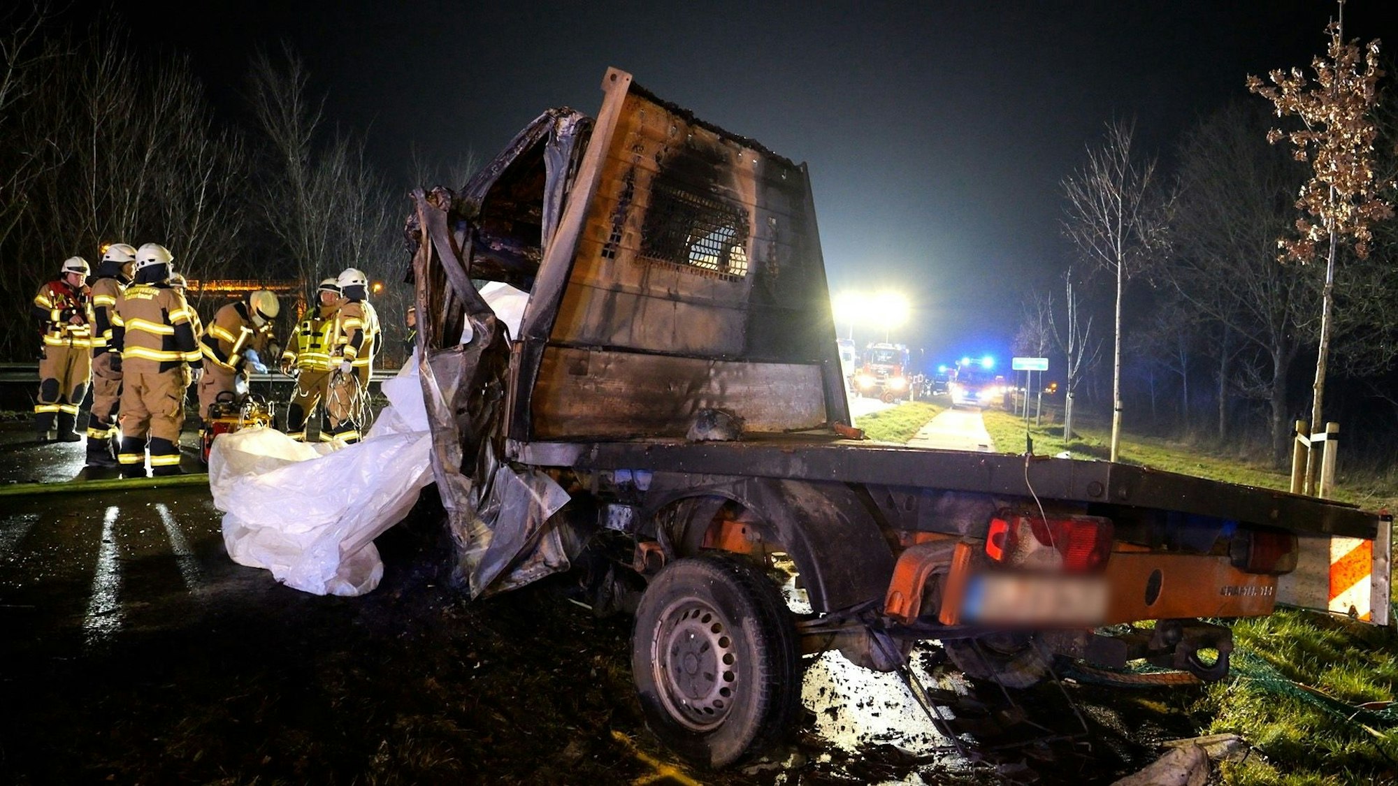 08.01.2025, Niedersachsen, Friesoythe: Nach einem Unfall steht ein Transporter ausgebrannt am Straßenrand. Bei dem schweren Verkehrsunfall in Niedersachsen sind mehrere Menschen ums Leben gekommen. Nach ersten Erkenntnissen hatte der Fahrer des Kleintransporters beim Überholen den entgegenkommenden Lkw übersehen. Bei dem Aufprall fingen beide Fahrzeuge Feuer.