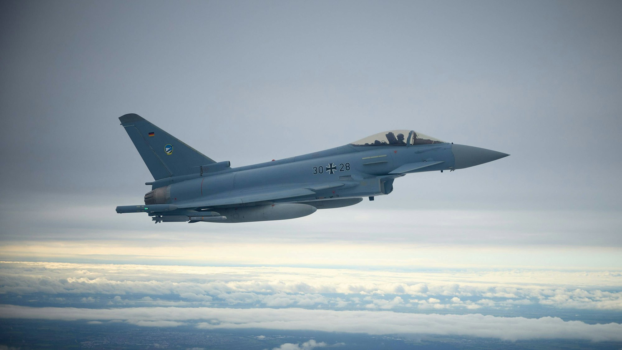 Ein Eurofighter der Luftwaffe in der Luft.