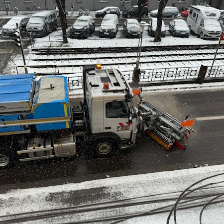 Aufgrund von Schnee auf den Straßen sind Räumfahrzeuge der AWB im Einsatz.