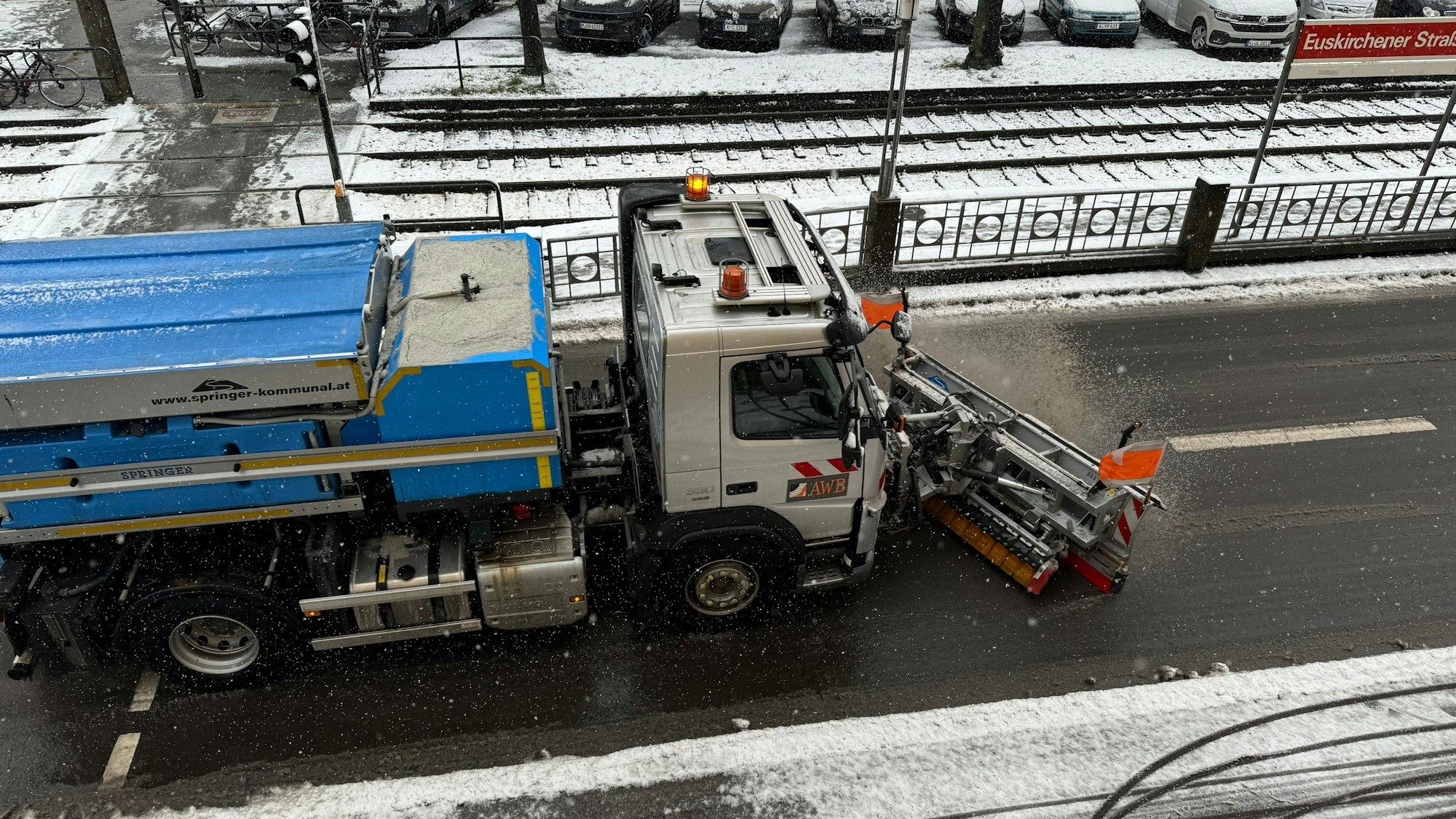 Aufgrund von Schnee auf den Straßen sind Räumfahrzeuge der AWB im Einsatz.