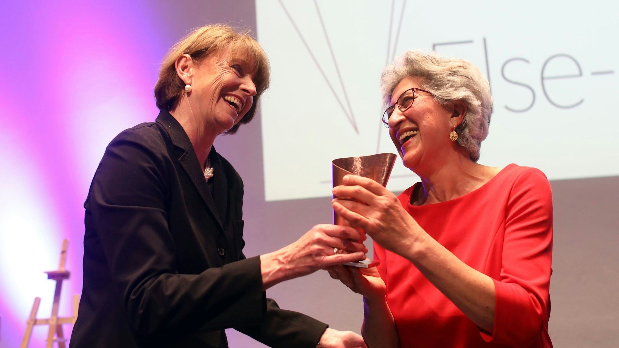 Preisverleihung des Else-Falk-Preis für herausragendes Engagement an Behshid Najafi, Aktivistin für Menschenrechte von überreicht von Oberbürgermeisterin Henriette Reker.