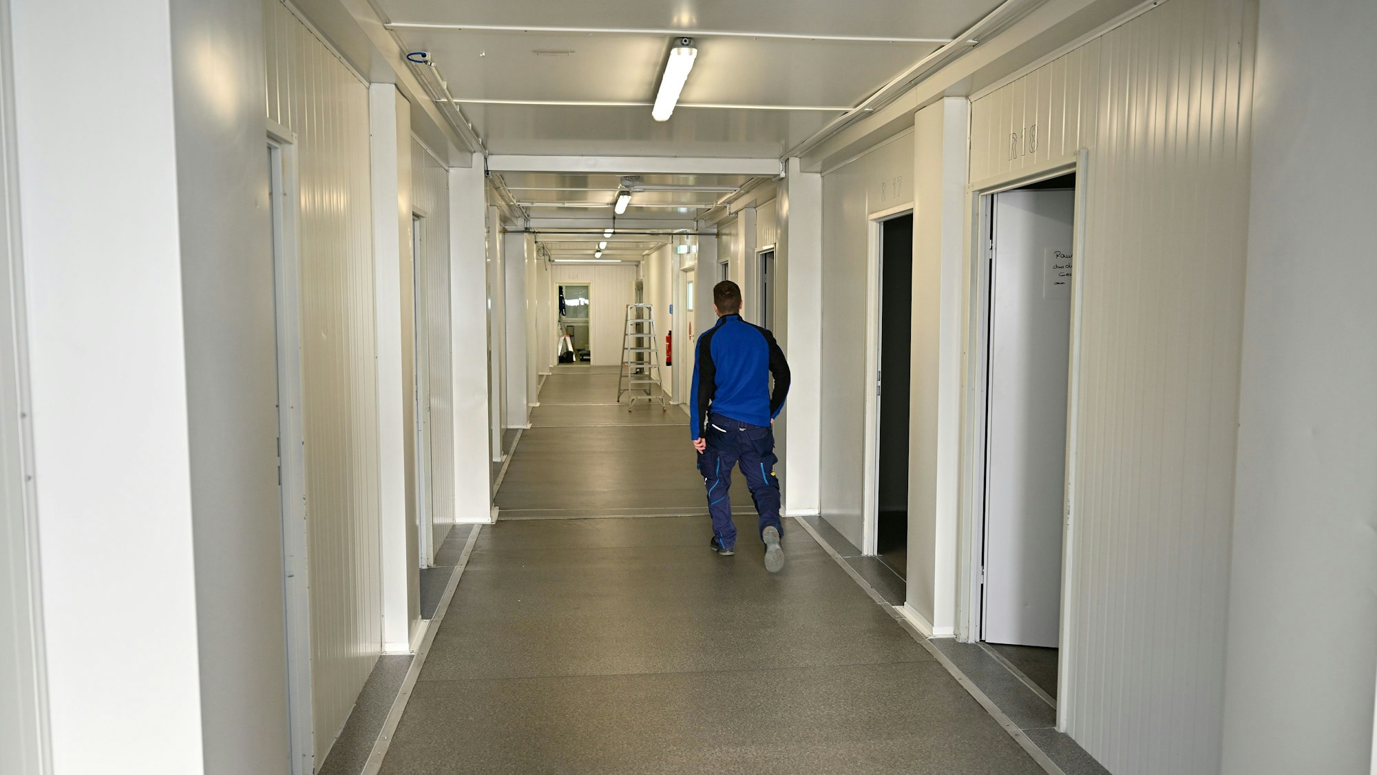 Ein Mann läuft durch eine Geflüchtetenunterkunft.