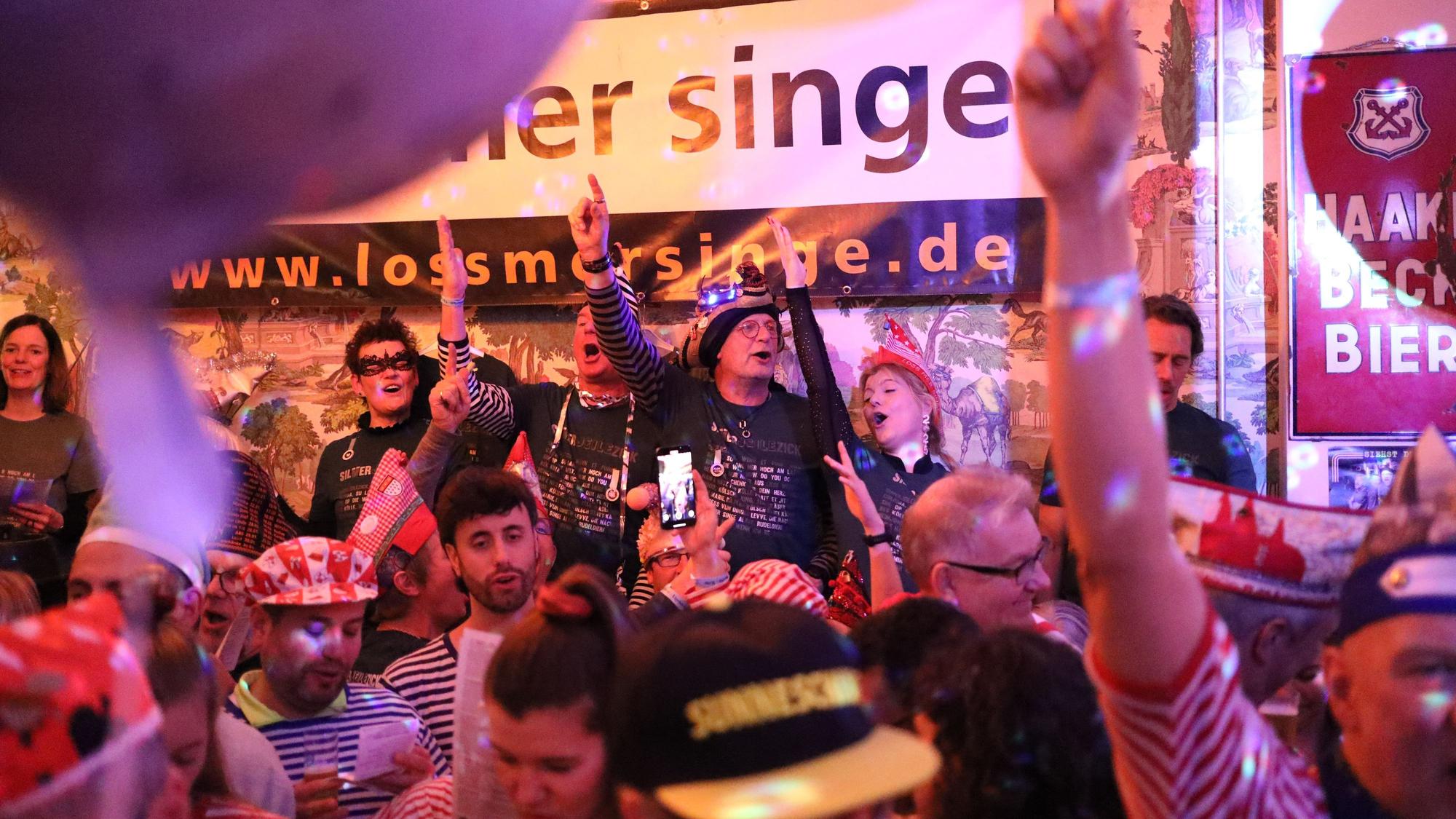 Das Bild zeigt feiernde Menschen beim einer Veranstaltung im Rahmen der Mitsingreihe „Loss mer singe“ im Lapidarium.