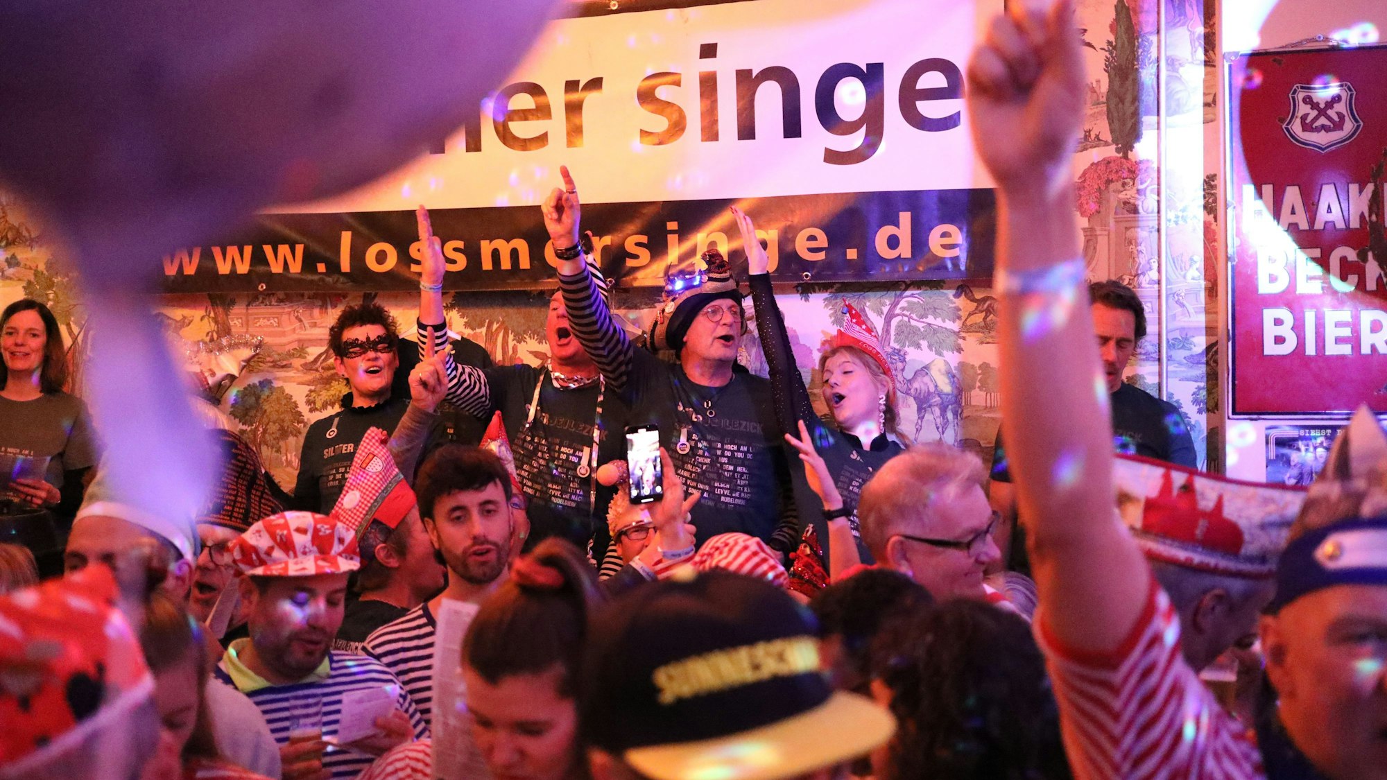 Das Bild zeigt feiernde Besucher des Musikwettbewerbs. (Archivbild)