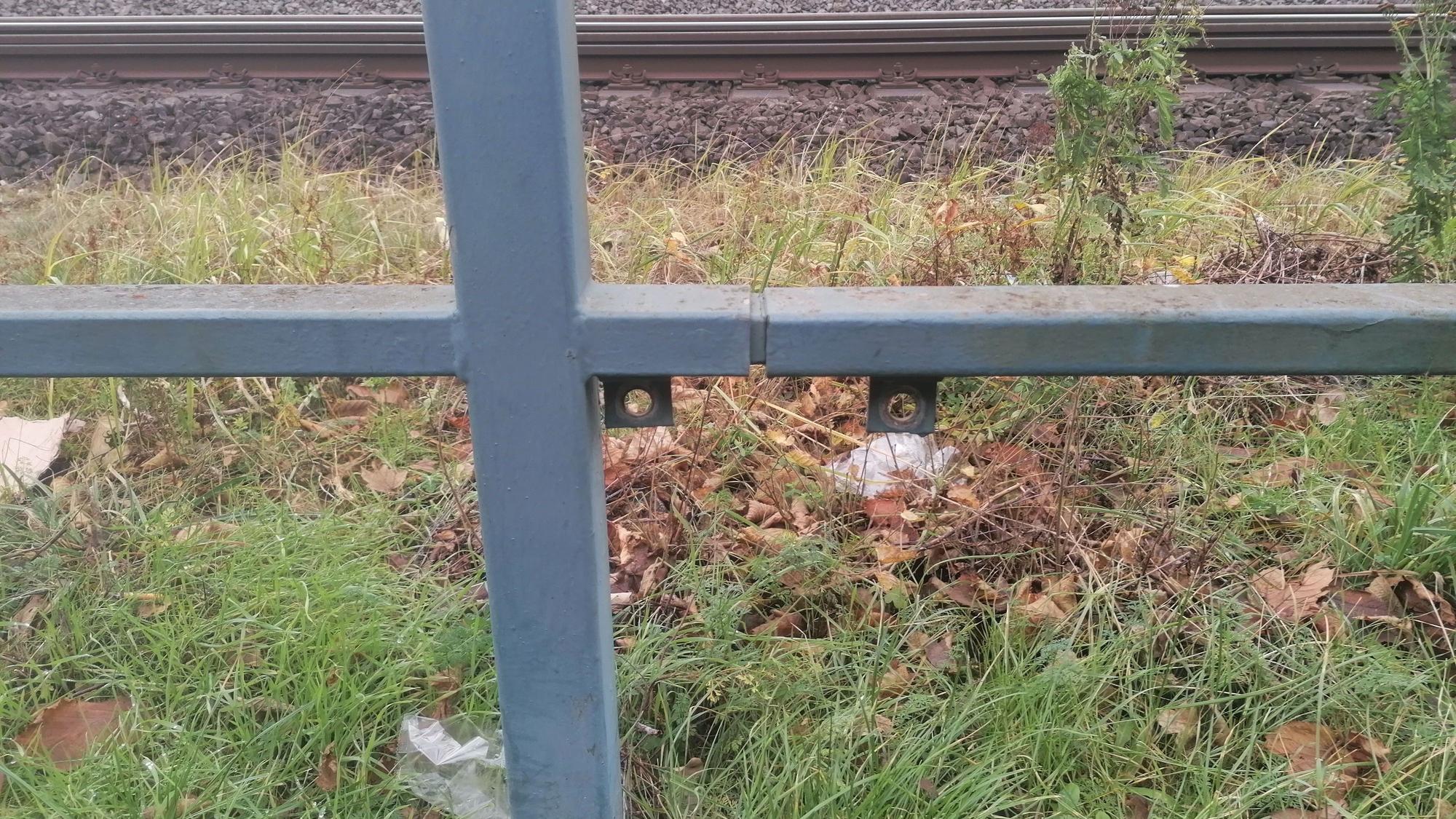 Das Foto zeigt ein Geländer am Bahnsteig.
