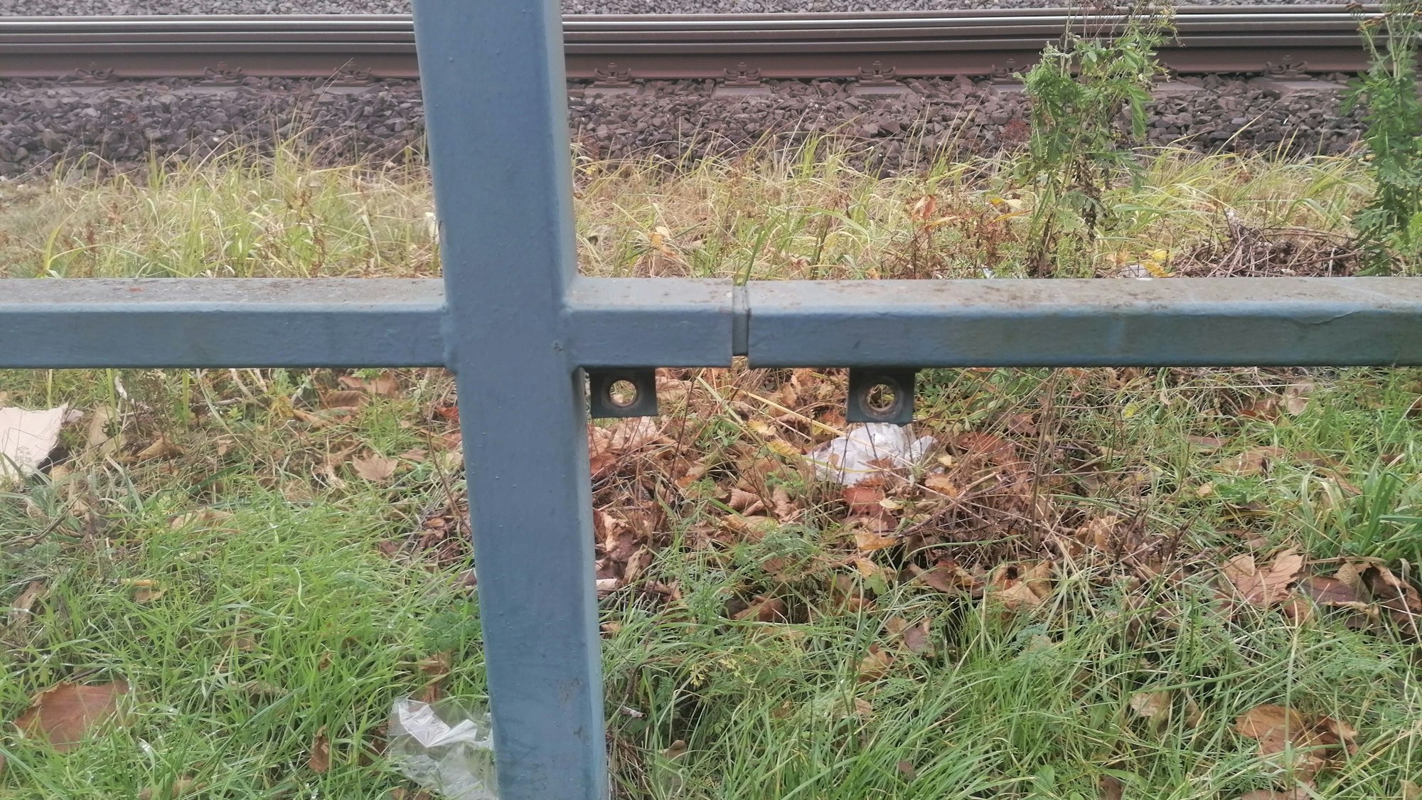 Das Foto zeigt ein Geländer am Bahnsteig.