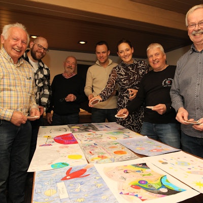Für den Kinderkarneval des SC Germania Birkenfeld traf sich in der Vereinskneipe die Jury zur Plakatprämierung.
v.l.: Willi Sommerhäuser, Sebastian Bergholz, Werner Arnolds, Lukas Krieger, Nicole Berka, Norbert Fielenbach und Heribert Schäfer.