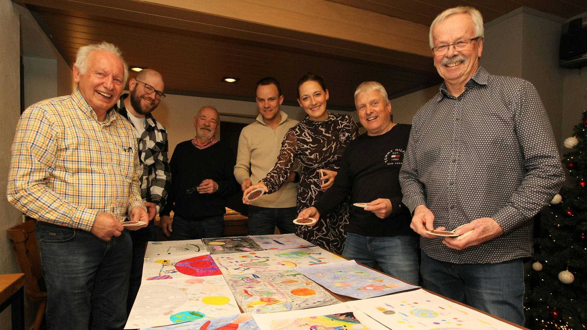 Für den Kinderkarneval des SC Germania Birkenfeld traf sich in der Vereinskneipe die Jury zur Plakatprämierung. 
v.l.: Willi Sommerhäuser, Sebastian Bergholz, Werner Arnolds, Lukas Krieger, Nicole Berka, Norbert Fielenbach und Heribert Schäfer.