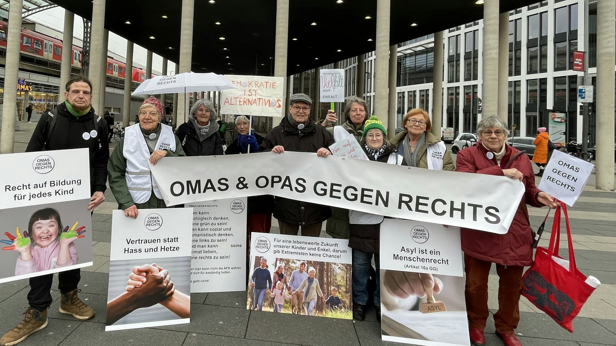 Eine Gruppe von Menschen mit Transparenten