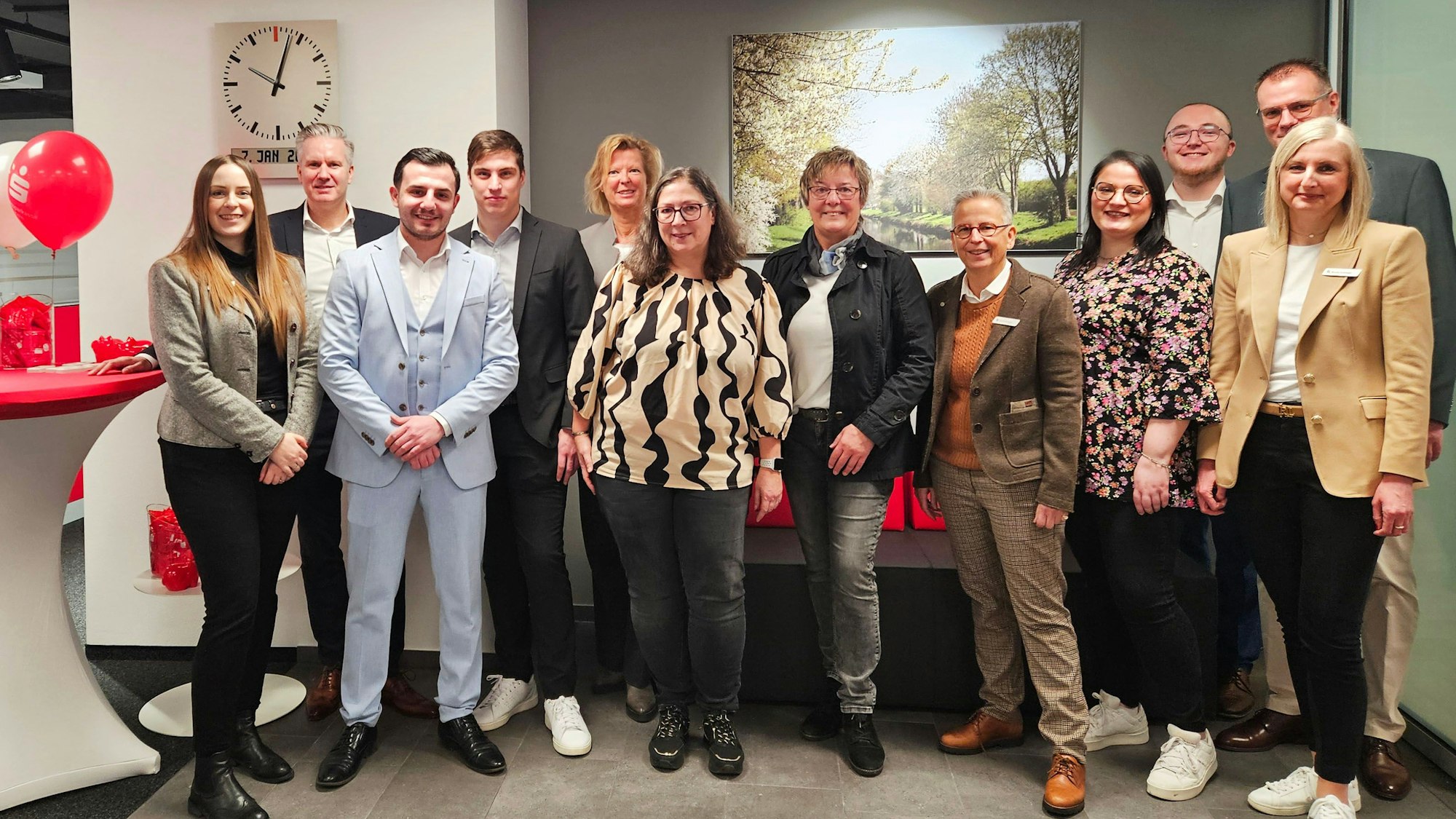 Das Foto zeigt Mitarbeiter der Sparkasse.