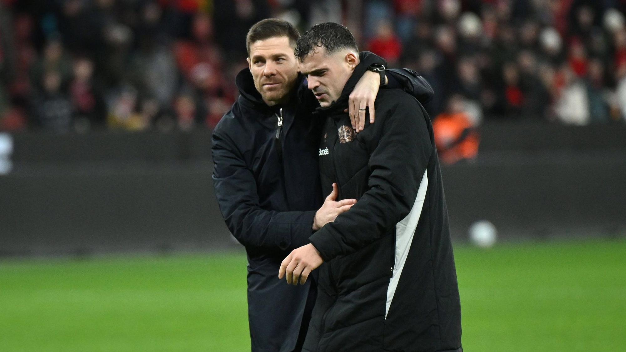 Bayer-Trainer Xabi Alonso (l.) und Granit Xhaka