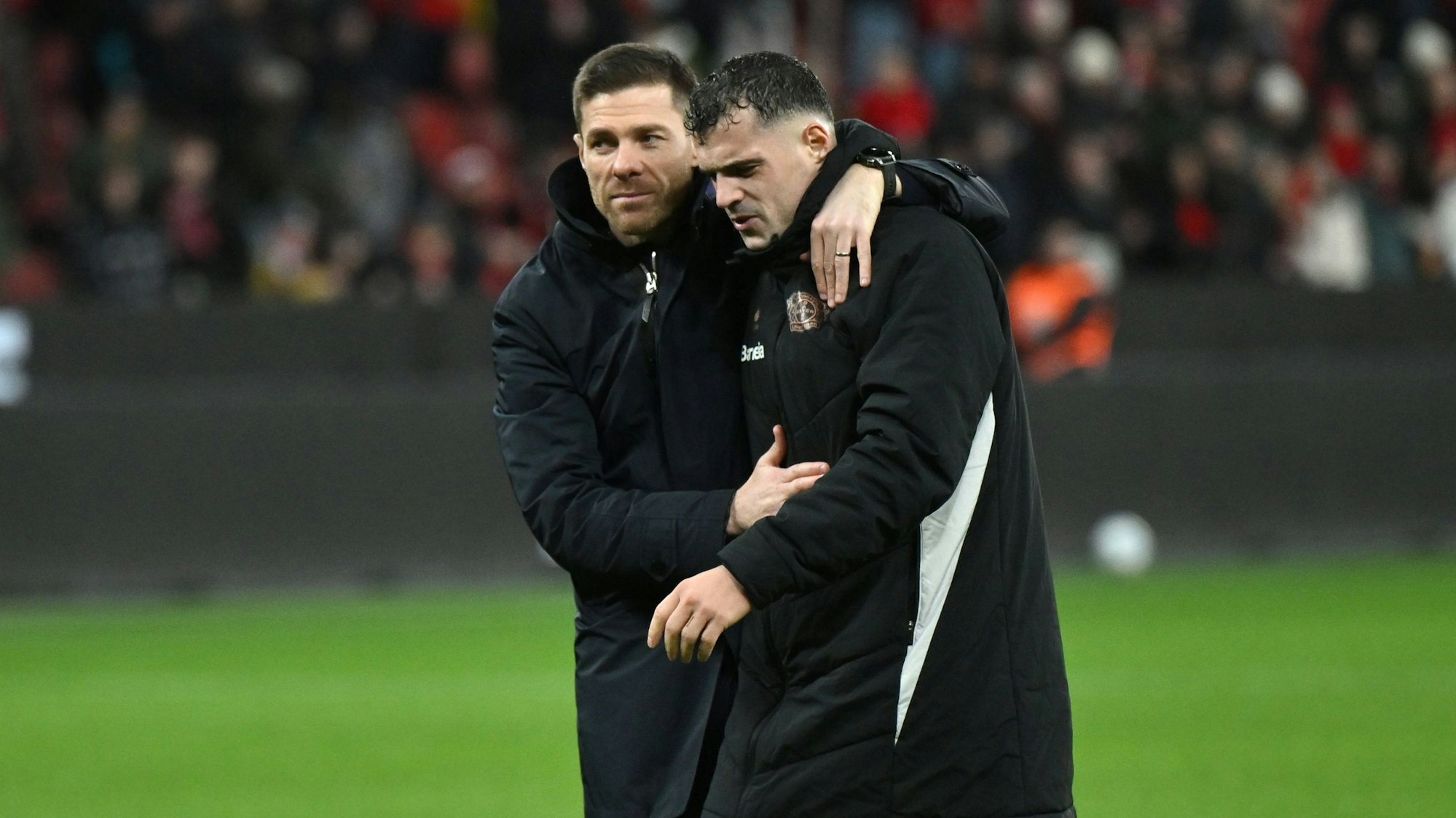 Bayer-Trainer Xabi Alonso (l.) und Granit Xhaka
