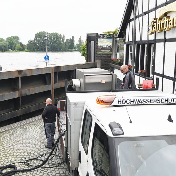 Das Hubtor in Rodenkirchen wird hochgefahren.