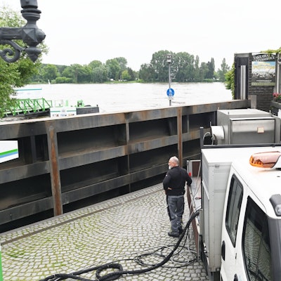 Das Hubtor in Rodenkirchen wird hochgefahren.