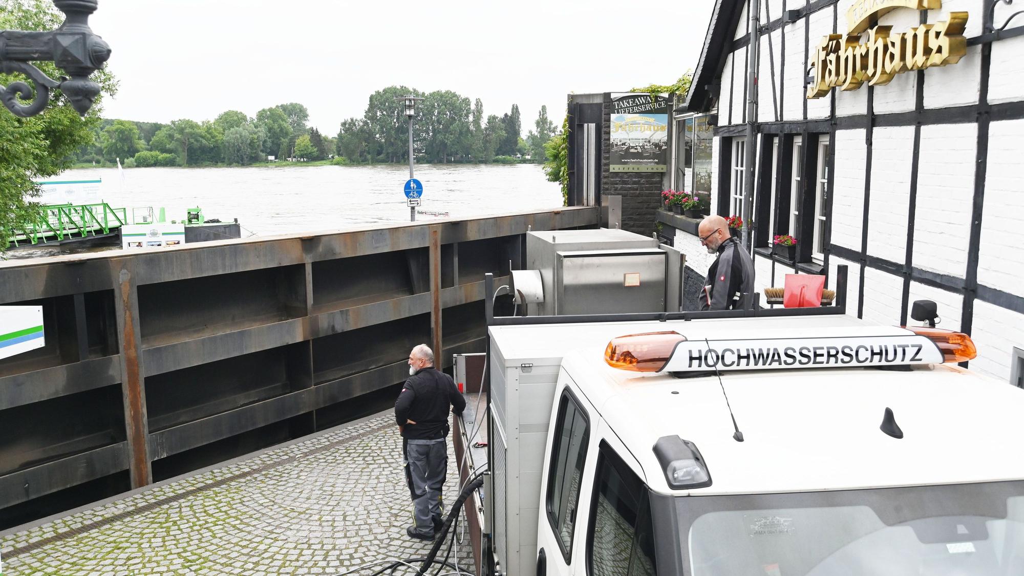 Das Hubtor in Rodenkirchen wird hochgefahren.