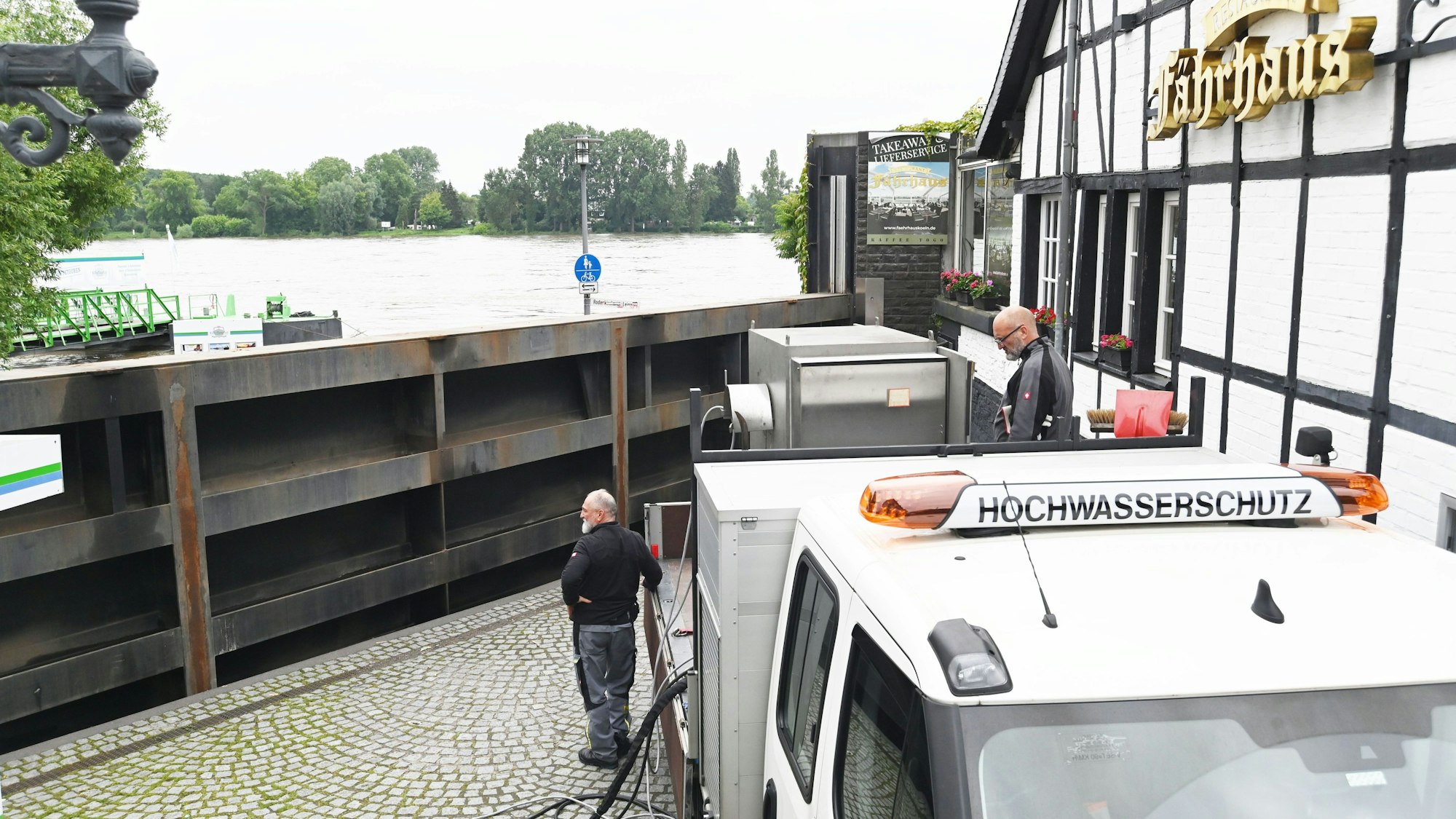 Das Hubtor in Rodenkirchen wird hochgefahren.