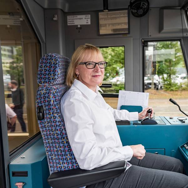 Dienstag 25.08.2020 Köln
Die bezaubernde KVB-Vorstandsvorsitzende Stefanie Haaks hat ihre Fahrprüfung bestanden.
Damit hat sie die Berechtigung erworben im KVB-Schienennetz Stadtbahnen zu fahren.
Sonderbahnfahrt vom Neumarkt in der Kölnert Innenstadt zum Betriebshof West im Stadtteil Braunsfeld.
KVB Kölner Verkehrs-Betriebe Vorstand Vorstandsvorsitzende Stadtbahn Straßenbahn Sonderfahrt.
Aufgenommen am: 25.08.2020
Foto: Alexander Roll (Staff)