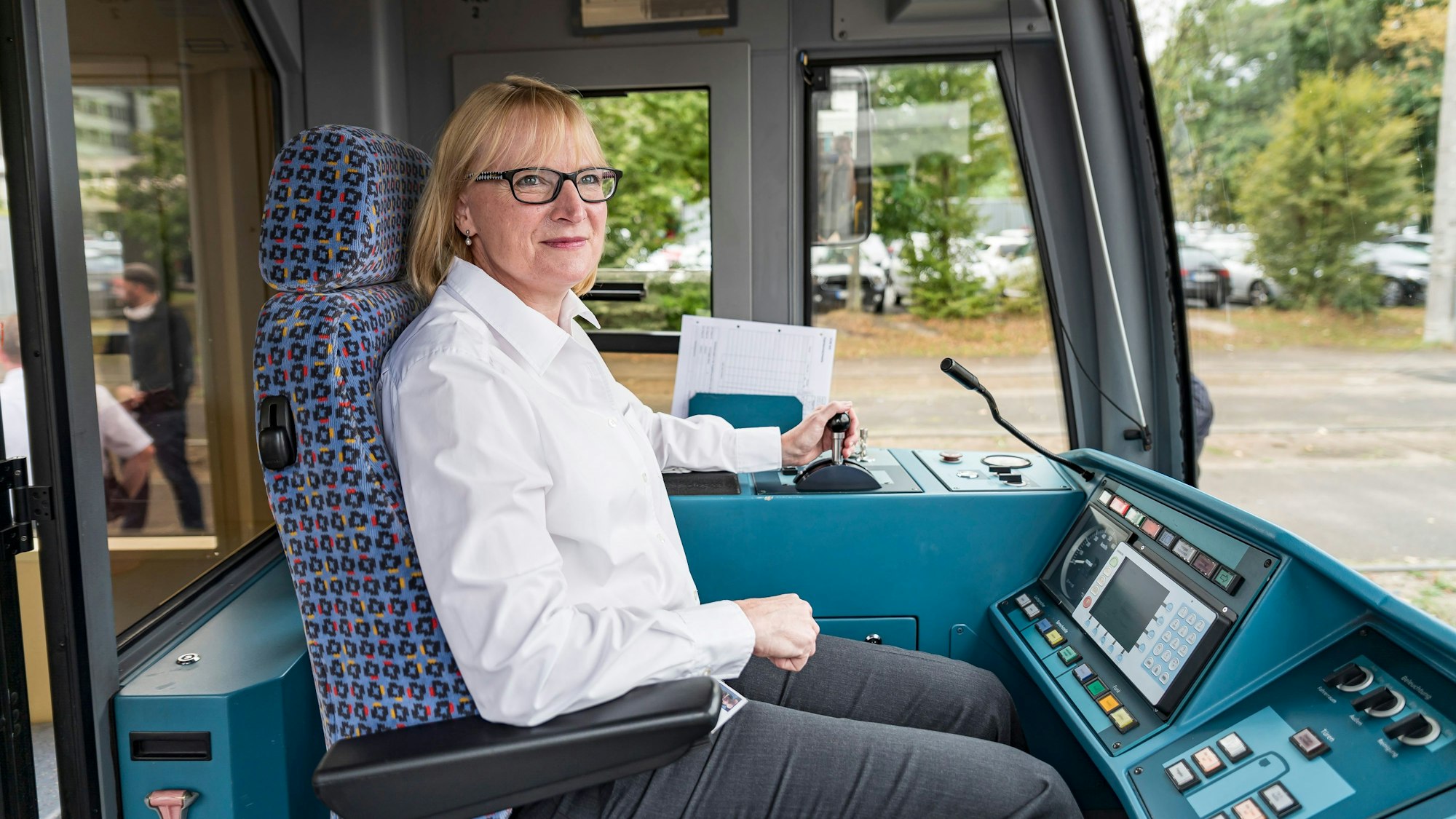 Dienstag 25.08.2020 Köln
Die bezaubernde KVB-Vorstandsvorsitzende Stefanie Haaks hat ihre Fahrprüfung bestanden.
Damit hat sie die Berechtigung erworben im KVB-Schienennetz Stadtbahnen zu fahren.
Sonderbahnfahrt vom Neumarkt in der Kölnert Innenstadt zum Betriebshof West im Stadtteil Braunsfeld.
KVB Kölner Verkehrs-Betriebe Vorstand Vorstandsvorsitzende Stadtbahn Straßenbahn Sonderfahrt.
Aufgenommen am: 25.08.2020
Foto: Alexander Roll (Staff)