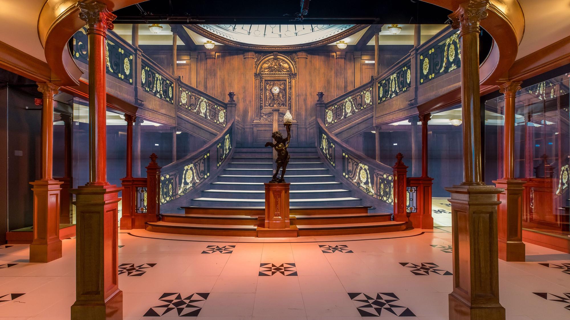 Prächtiger Treppenaufgang der Titanic, berühmte Szenerie auch aus dem gleichnamigen Film, in der Ausstellung nachempfunden