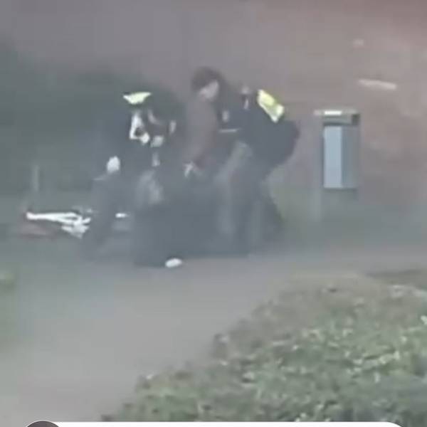 Ein Video, das in sozialen Netzwerken kursiert, zeigt offenbar einen Angriff von zwei Polizisten auf einen Mann im Wohnpark Zieverich. Der Vorfall soll sich bereits im Dezember zugetragen haben.