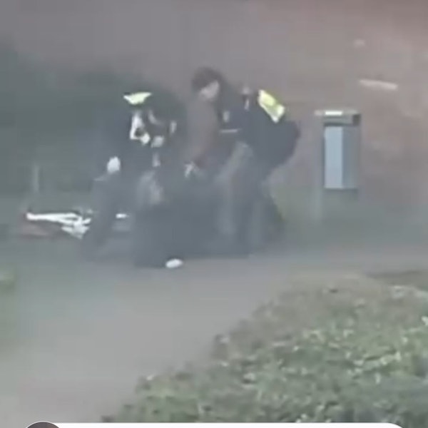 Ein Video, das in sozialen Netzwerken kursiert, zeigt offenbar einen Angriff von zwei Polizisten auf einen Mann im Wohnpark Zieverich. Der Vorfall soll sich bereits im Dezember zugetragen haben.