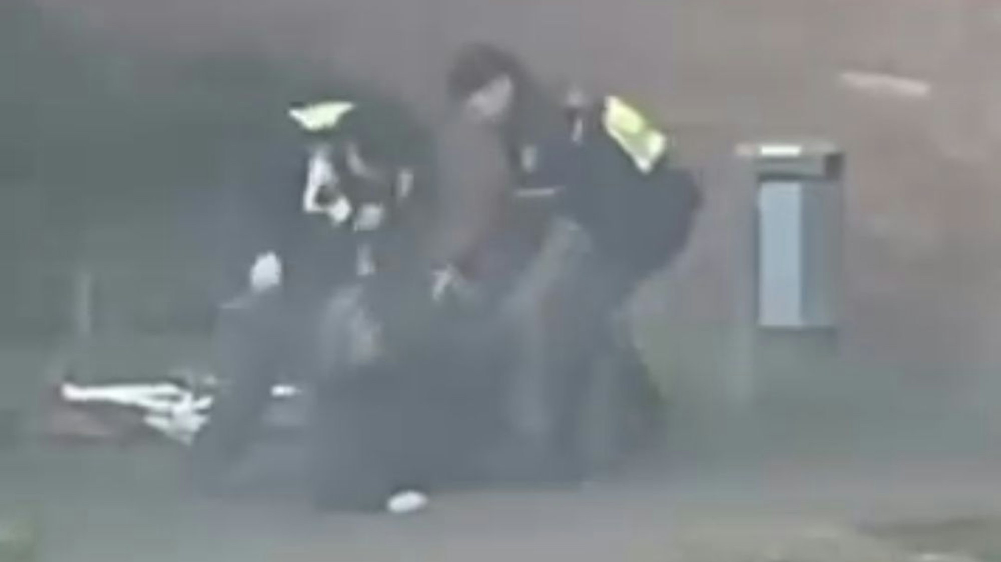 Ein Video, das in sozialen Netzwerken kursiert, zeigt offenbar einen Angriff von zwei Polizisten auf einen Mann im Wohnpark Zieverich. Der Vorfall soll sich bereits im Dezember zugetragen haben.