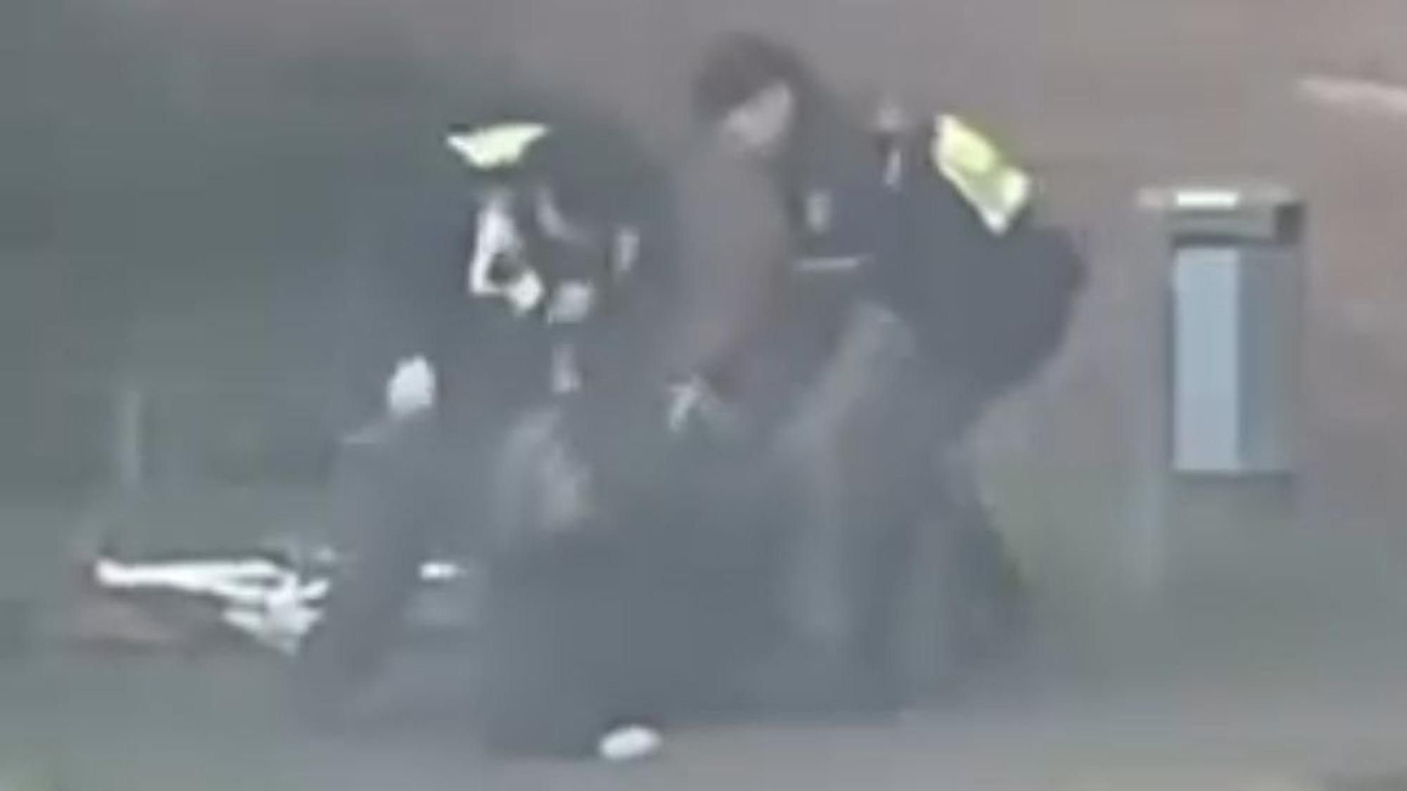 Ein Video, das in sozialen Netzwerken kursiert, zeigt offenbar einen Angriff von zwei Polizisten auf einen Mann im Wohnpark Zieverich.