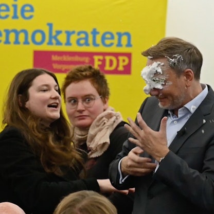 Der FDP-Vorsitzende Christian Lindner (M) bekommt bei einem Wahlkampfauftritt in Greifswald Schaum ins Gesicht. Er war von einer jungen Frau mit Schaum beworfen worden. Sie traf den früheren Finanzminister dabei direkt ins Gesicht. Nach dem Vorfall setzte er seine Rede fort. (Screenshot aus einem Video, Recrop). Foto: Stefan Sauer/dpa +++ dpa-Bildfunk +++