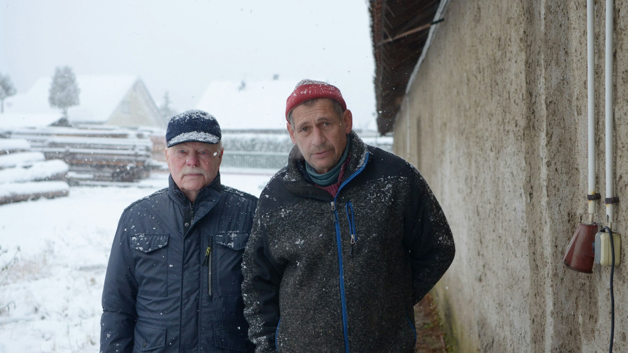 Die beiden Männer stehen nebeneinander.