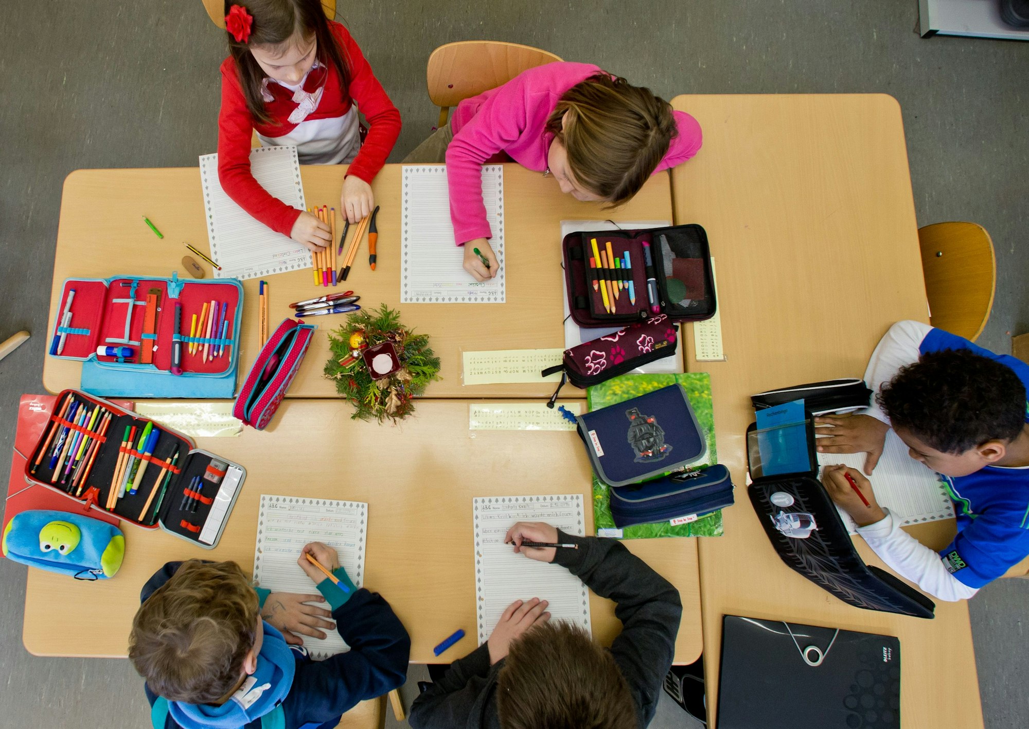 Schülerinnen und Schüler einer Grundschule.