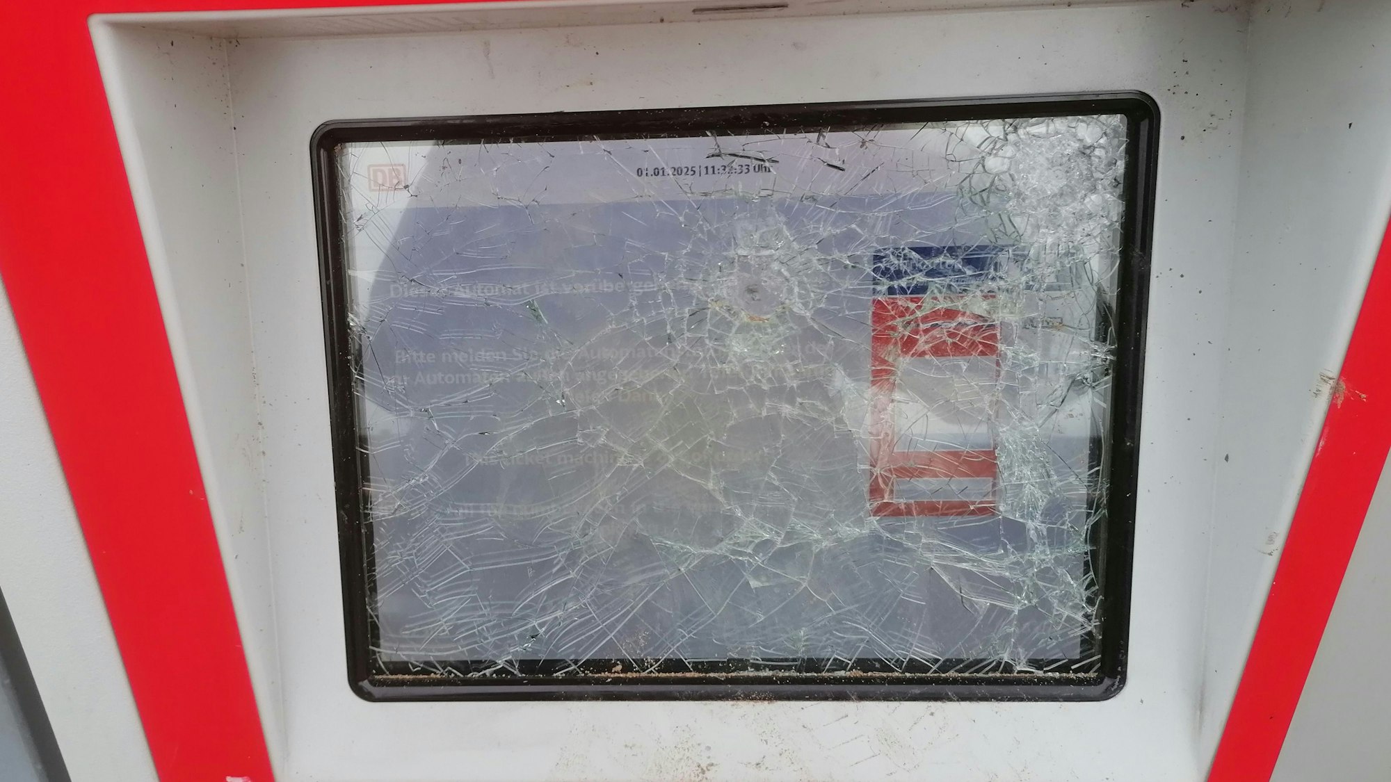 Das Foto zeigt die zertrümmerte Scheibe eines Ticketautomaten.