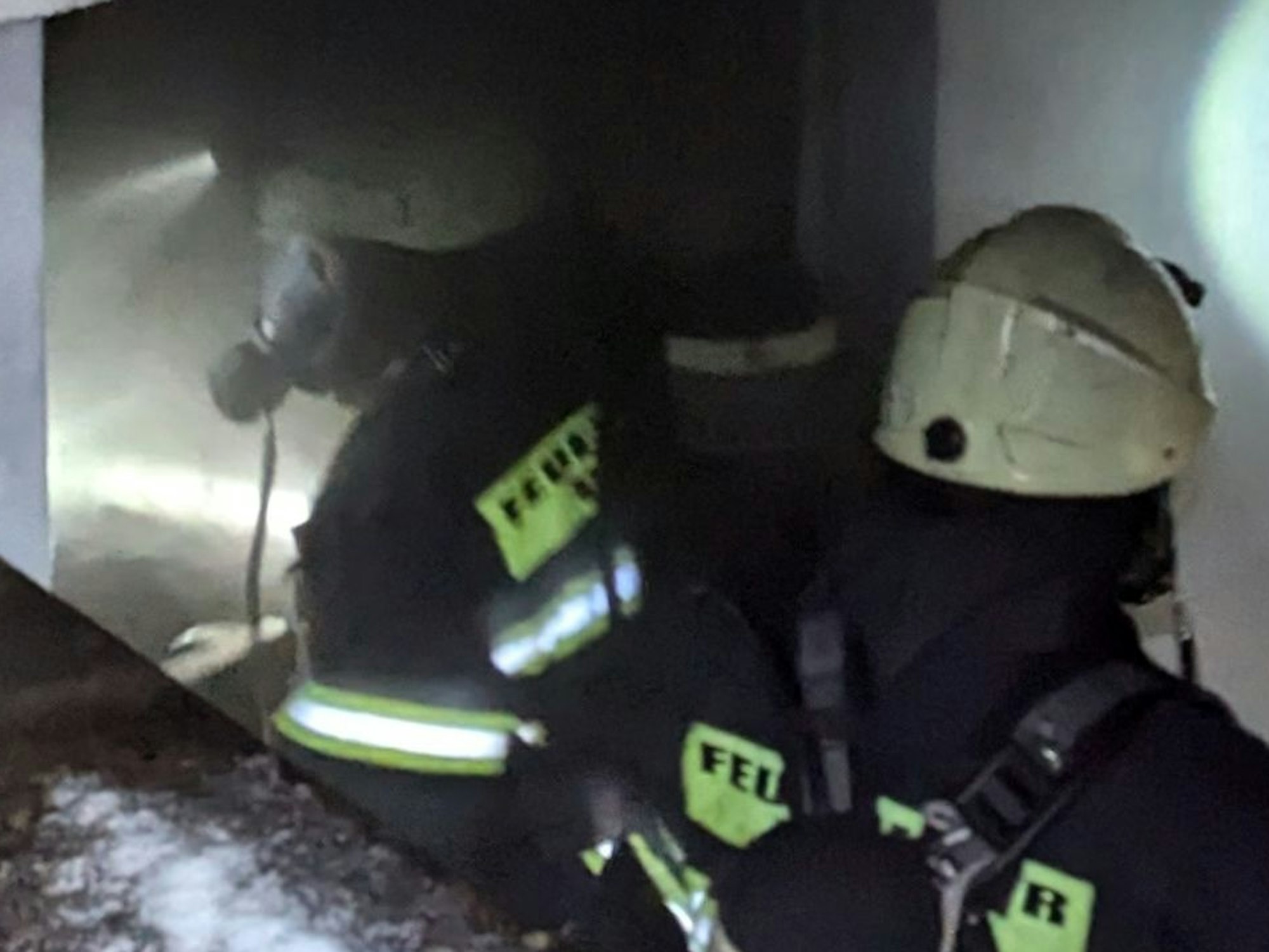 Das Bild zeigt zwei Feuerwehrkräfte mit Atemschutzmasken.