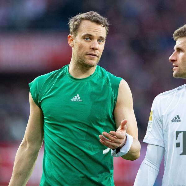 Bayerns Manuel Neuer (l) und Bayerns Thomas Müller unterhalten sich nach dem Spiel.