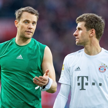 Bayerns Manuel Neuer (l) und Bayerns Thomas Müller unterhalten sich nach dem Spiel.
