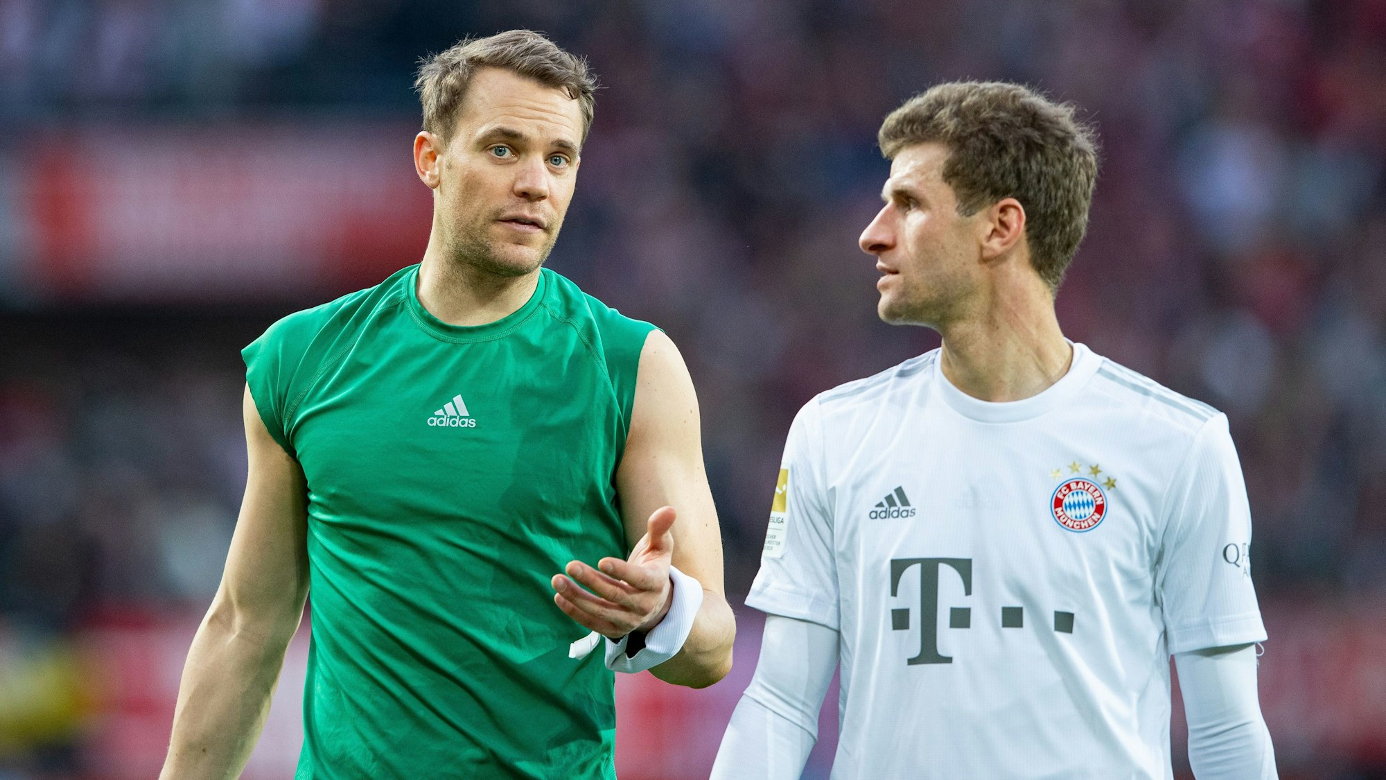 Bayerns Manuel Neuer (l) und Bayerns Thomas Müller unterhalten sich nach dem Spiel.