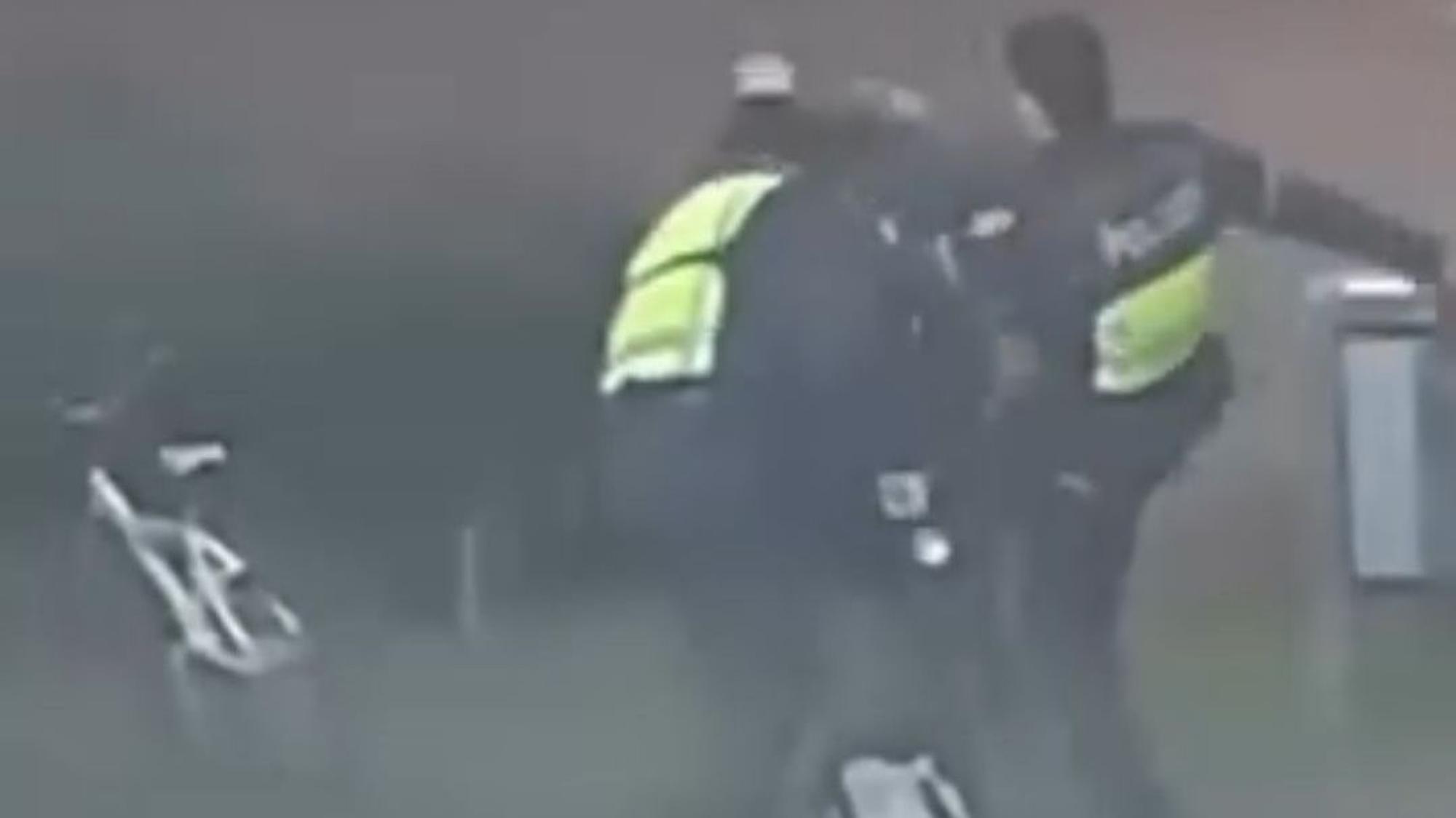 Ein Screenshot aus einem Video zeigt, wie zwei Polizisten gewaltsam gegen einen Mann vorgehen.