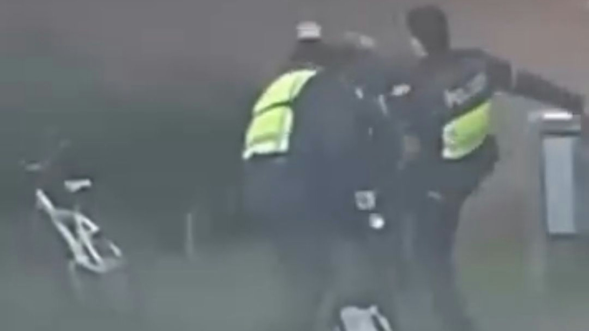 Ein Screenshot aus einem Video zeigt, wie zwei Polizisten gewaltsam gegen einen Mann vorgehen.