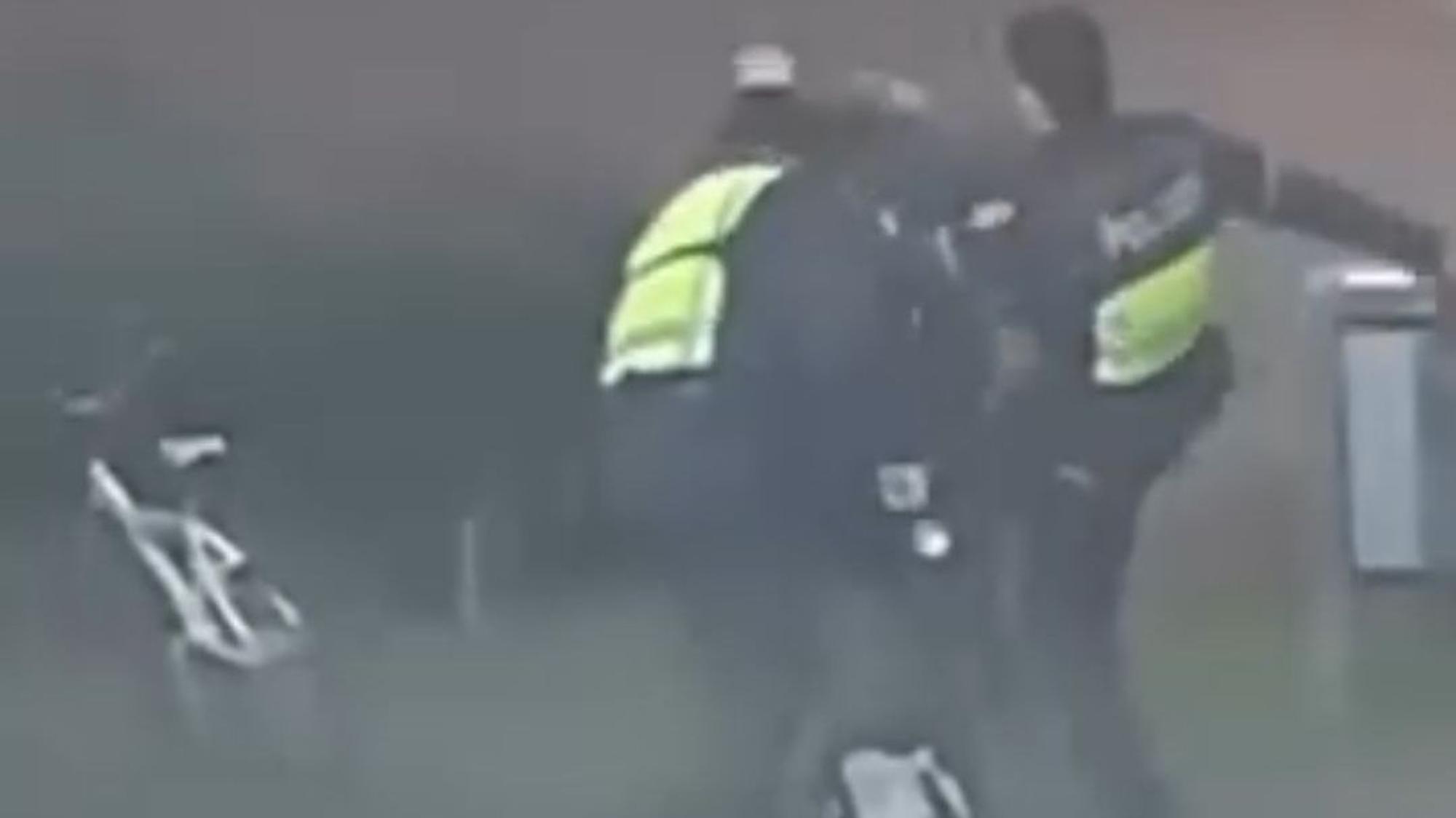 Das Bild zeigt Polizeibeamte, die einen Mann verprügeln